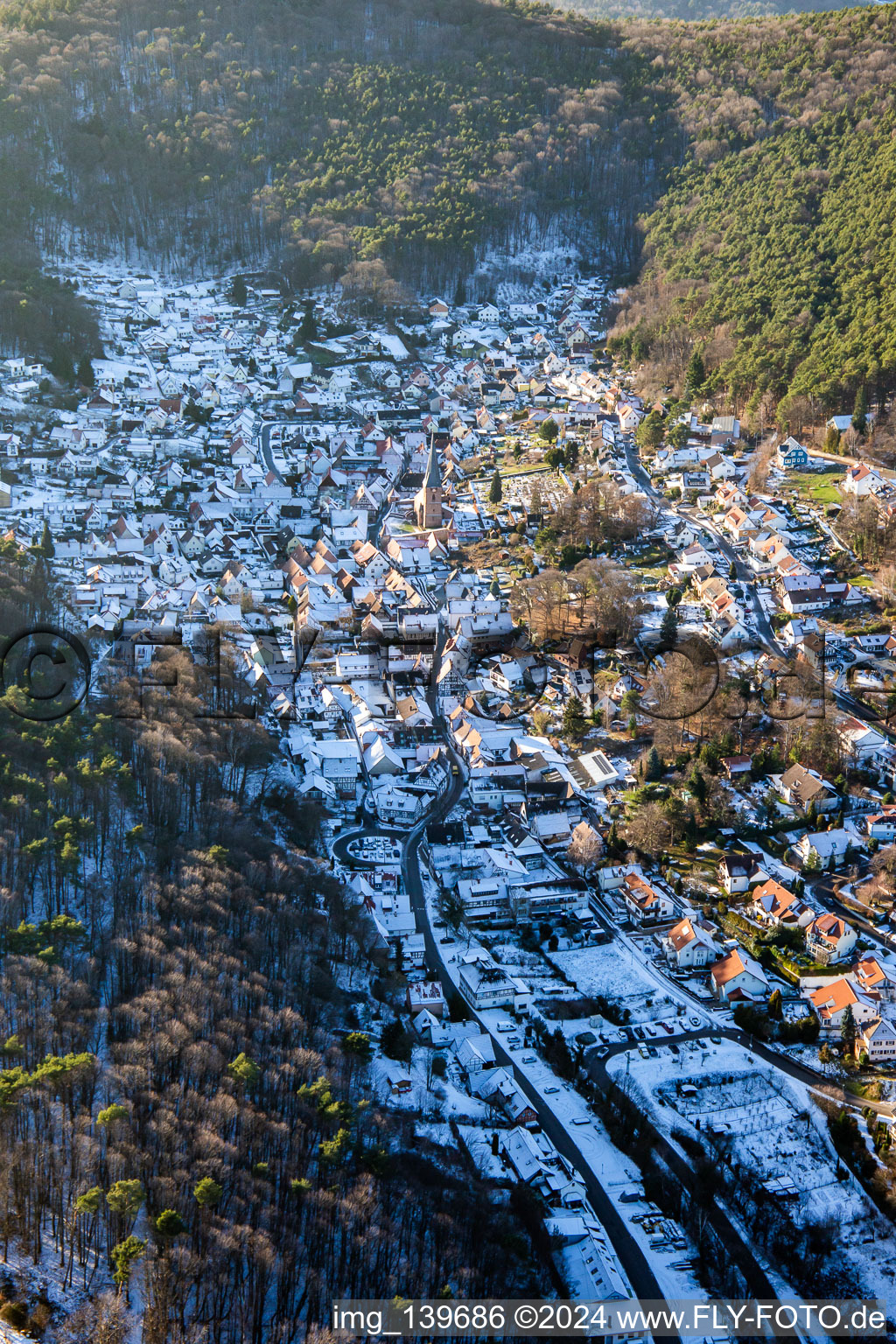 Vue oblique de La Belle au bois dormant du Palatinat en hiver avec de la neige à Dörrenbach dans le département Rhénanie-Palatinat, Allemagne