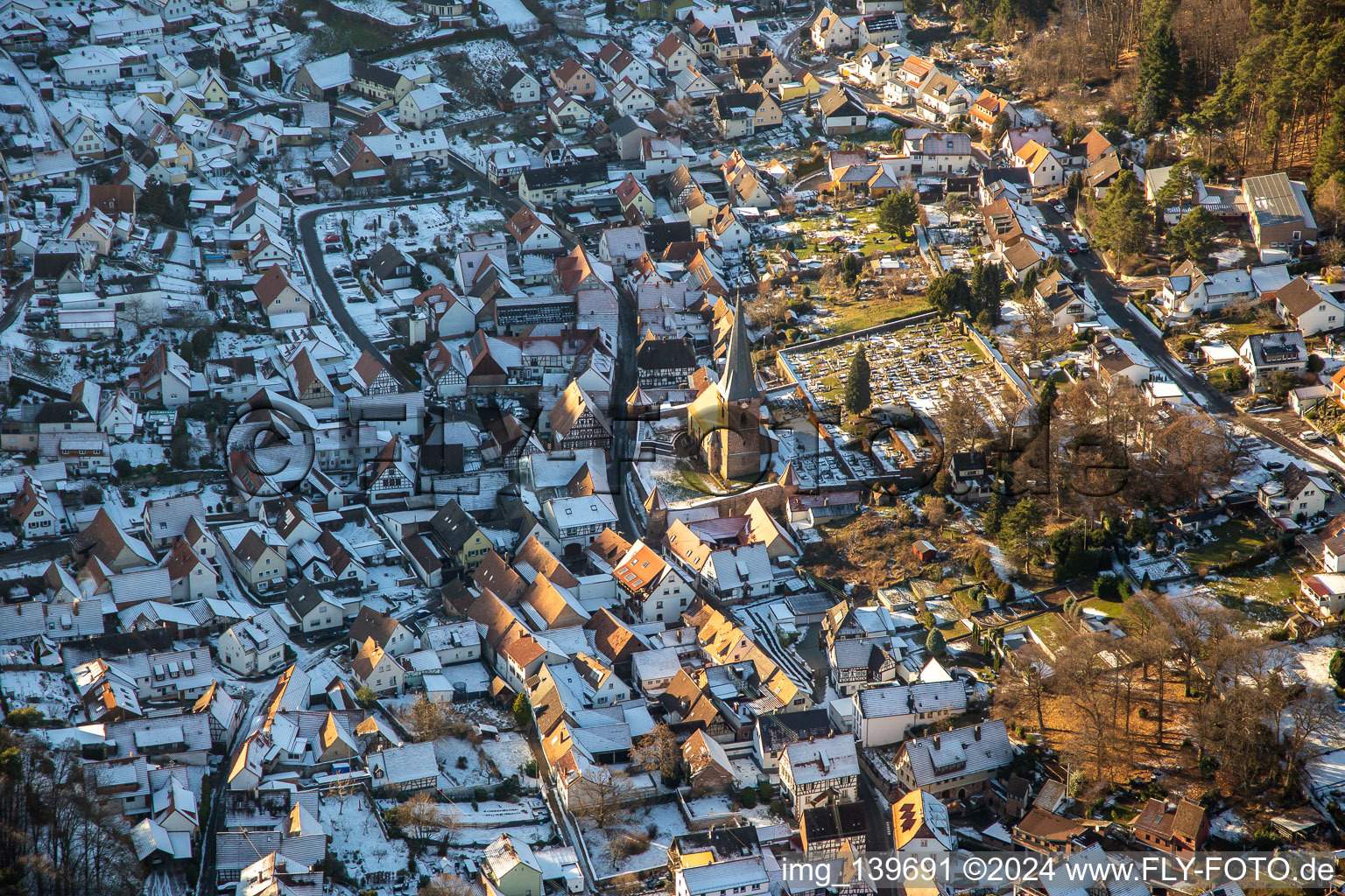 Vue aérienne de Église fortifiée de Saint-Martin et cimetière en hiver avec de la neige à Dörrenbach dans le département Rhénanie-Palatinat, Allemagne