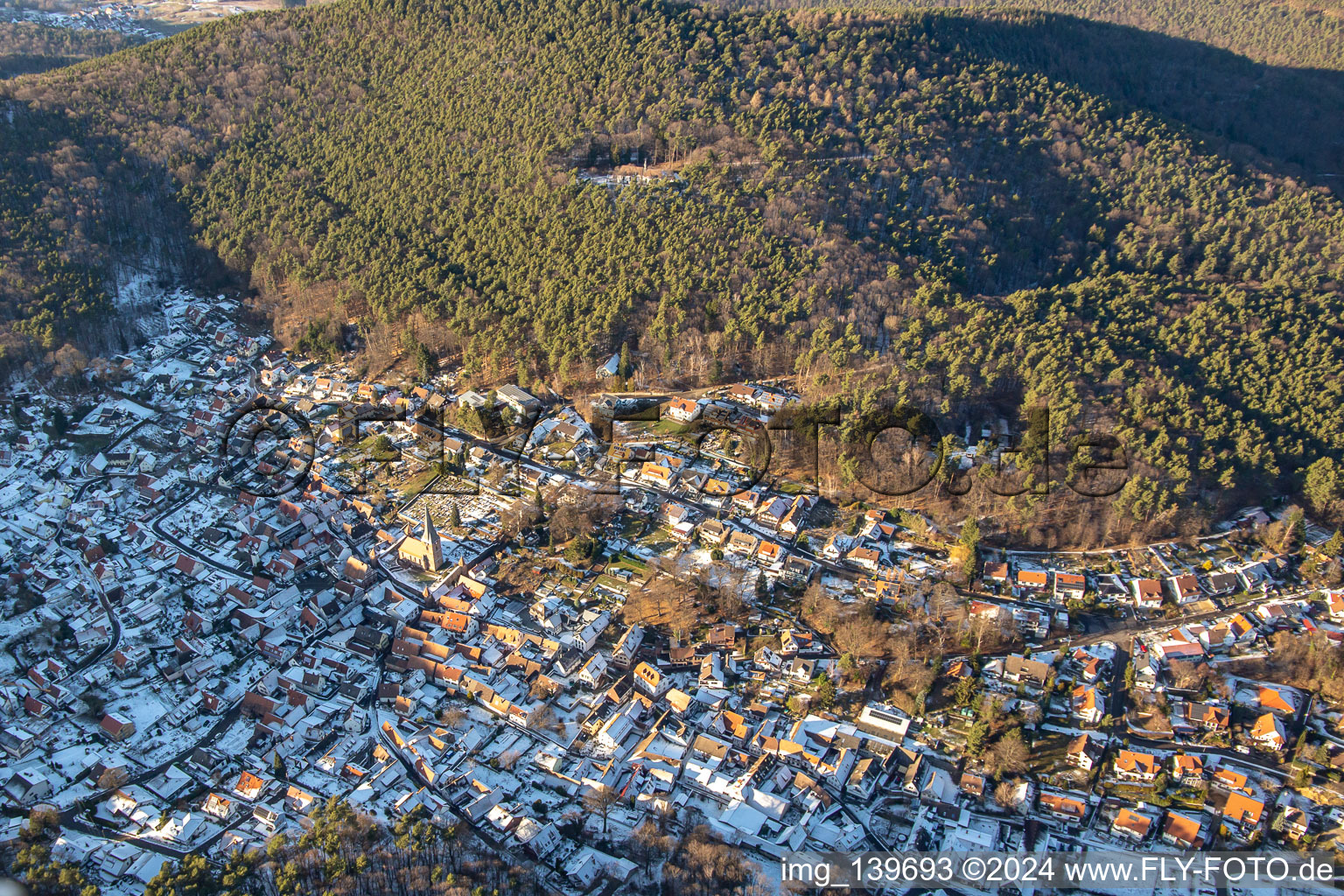 La Belle au bois dormant du Palatinat en hiver avec de la neige à Dörrenbach dans le département Rhénanie-Palatinat, Allemagne d'en haut