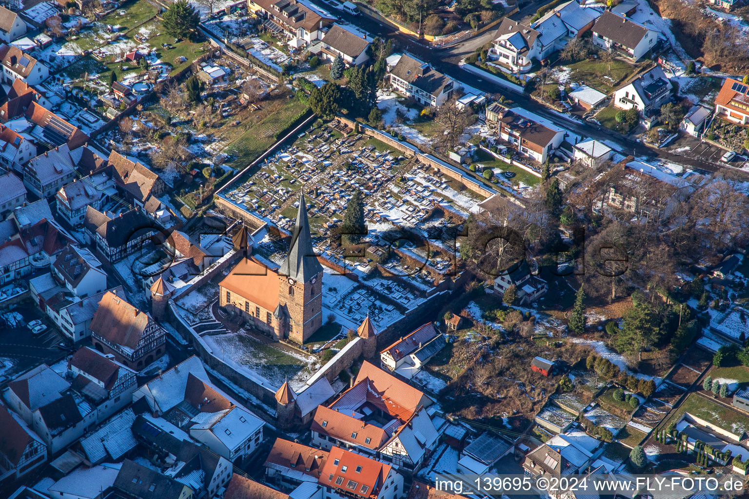 Vue aérienne de Église fortifiée de Saint-Martin et cimetière en hiver avec de la neige à Dörrenbach dans le département Rhénanie-Palatinat, Allemagne