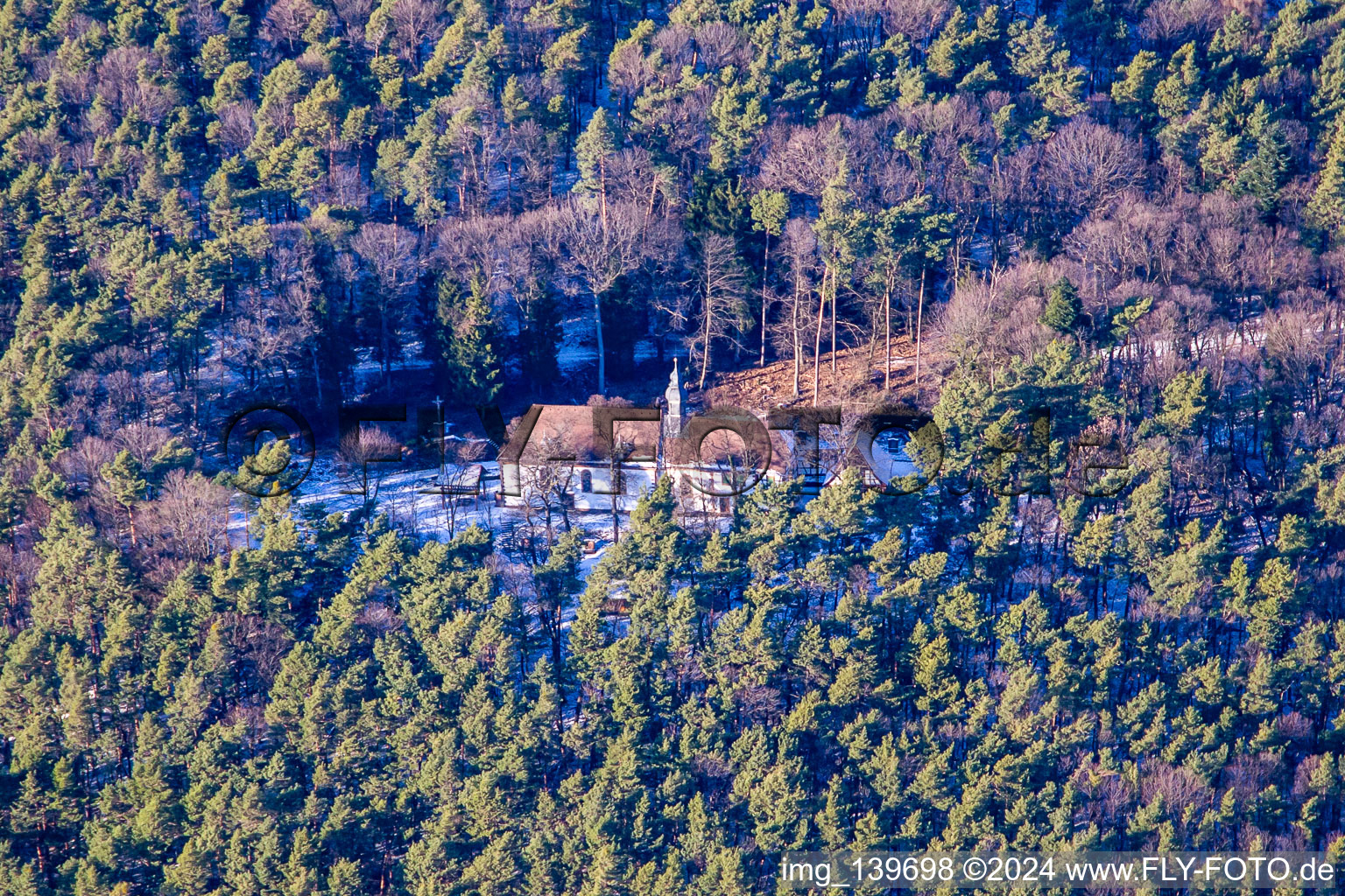 Vue aérienne de Chapelle du Kolmerberg à Dörrenbach dans le département Rhénanie-Palatinat, Allemagne