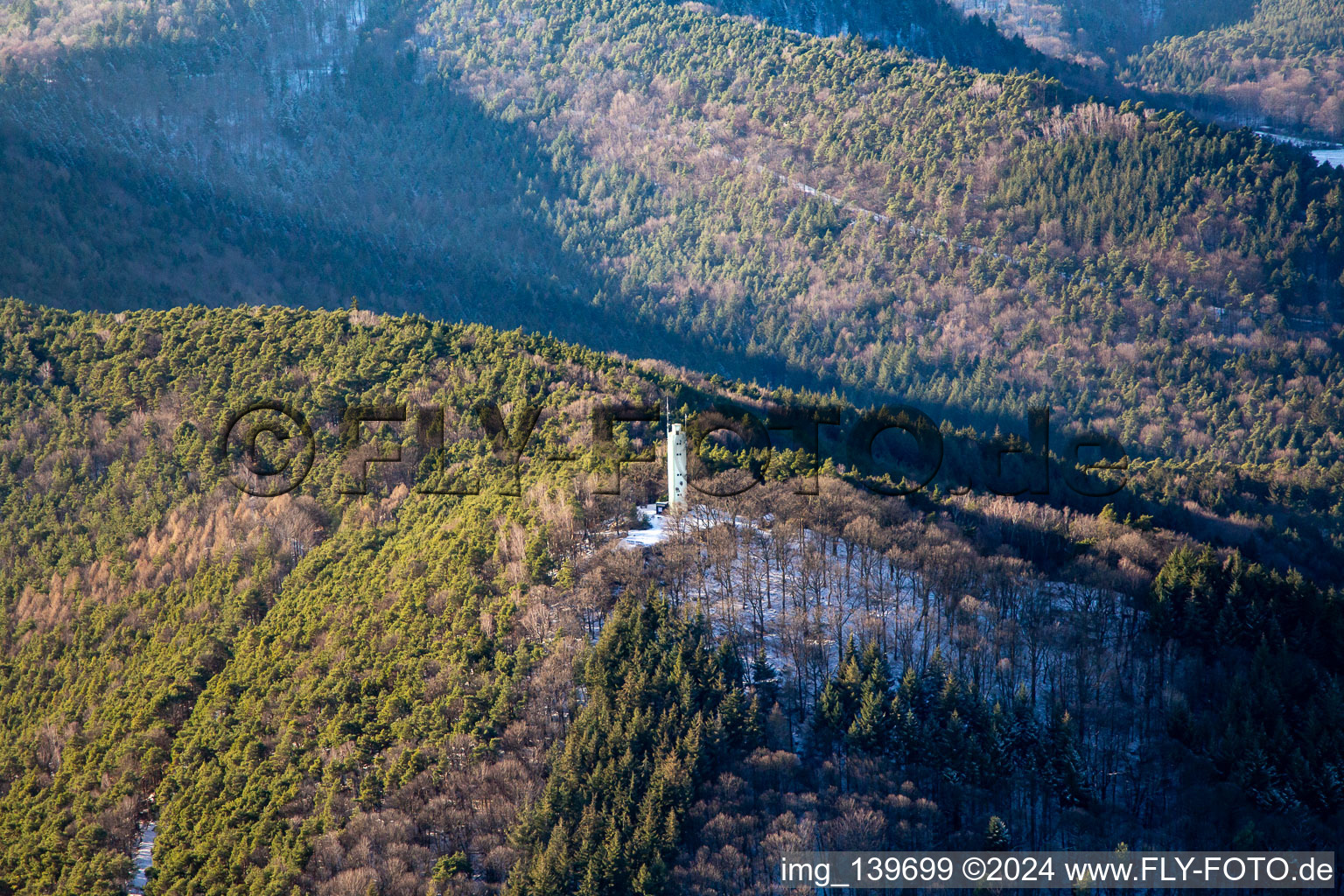 Vue aérienne de Stäffelsbergturm en hiver depuis l'est à Dörrenbach dans le département Rhénanie-Palatinat, Allemagne