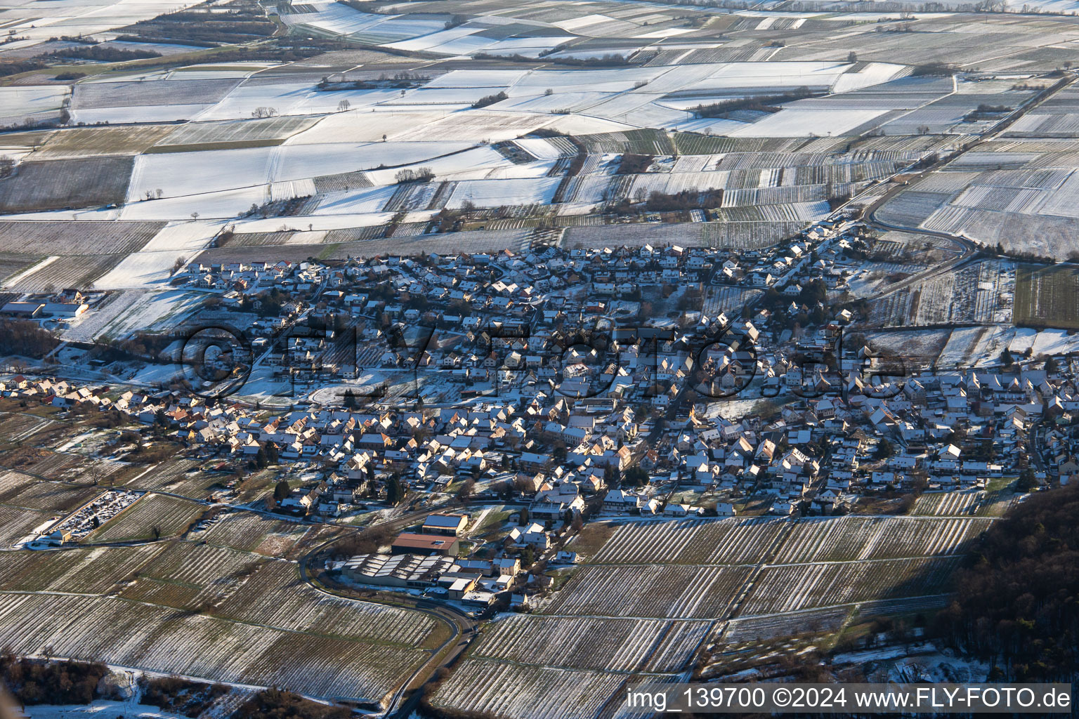 Vue aérienne de En hiver quand il y a de la neige du nord-ouest à Oberotterbach dans le département Rhénanie-Palatinat, Allemagne