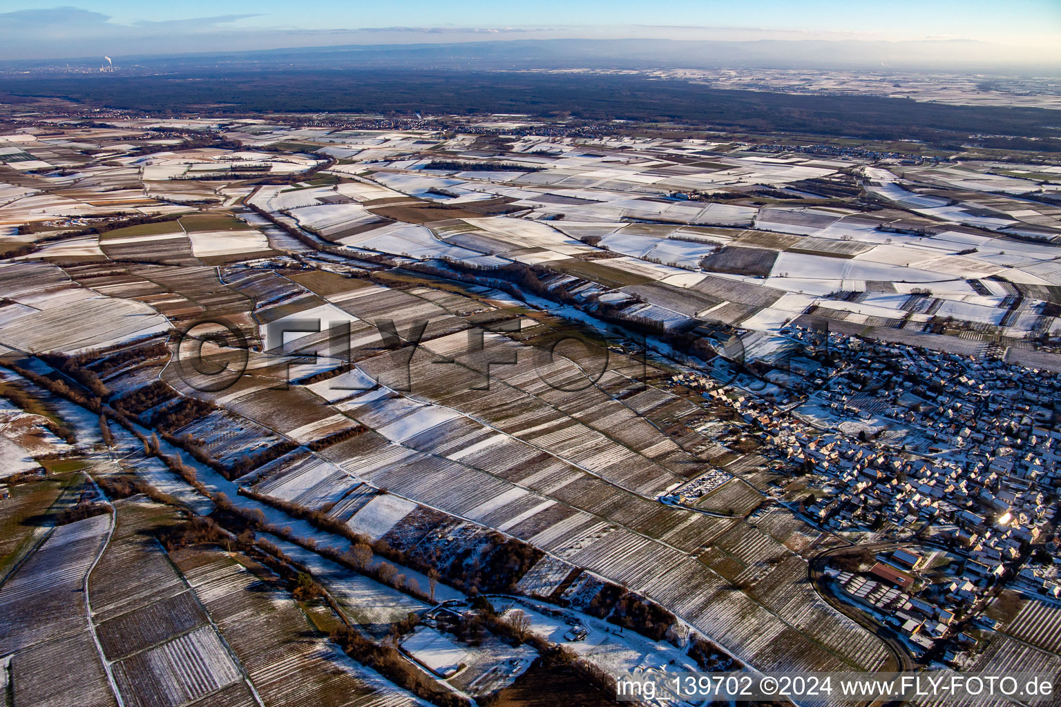 Vue aérienne de Entre Dierbachtal et Otterbachtal en hiver quand il y a de la neige à Oberotterbach dans le département Rhénanie-Palatinat, Allemagne