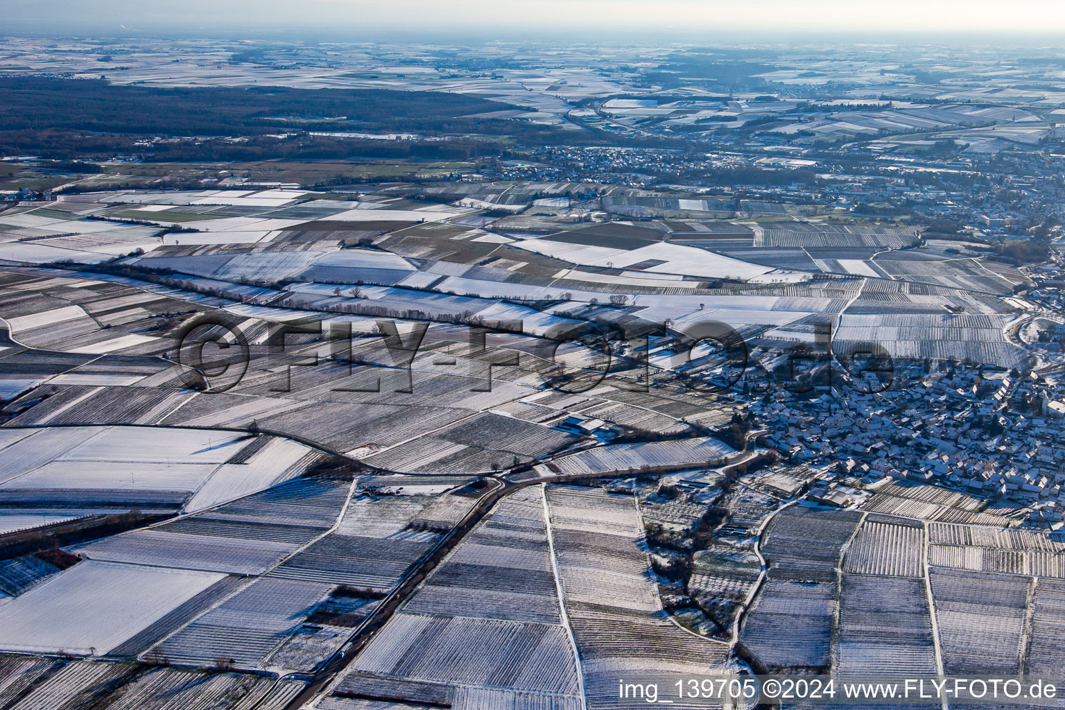Vue aérienne de En hiver quand il y a de la neige du nord-ouest à le quartier Rechtenbach in Schweigen-Rechtenbach dans le département Rhénanie-Palatinat, Allemagne