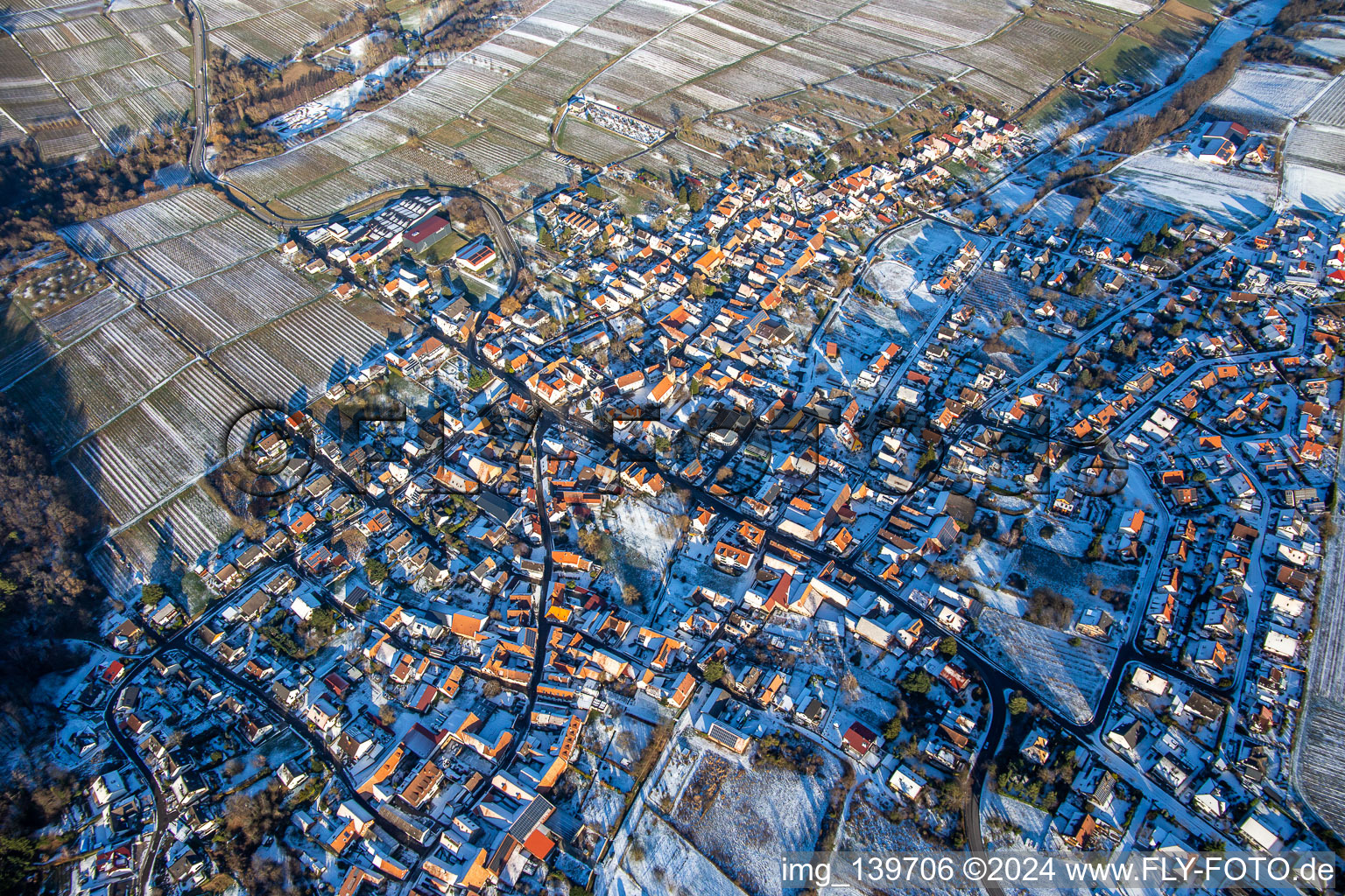 Vue aérienne de En hiver quand il y a de la neige du sud-ouest à Oberotterbach dans le département Rhénanie-Palatinat, Allemagne