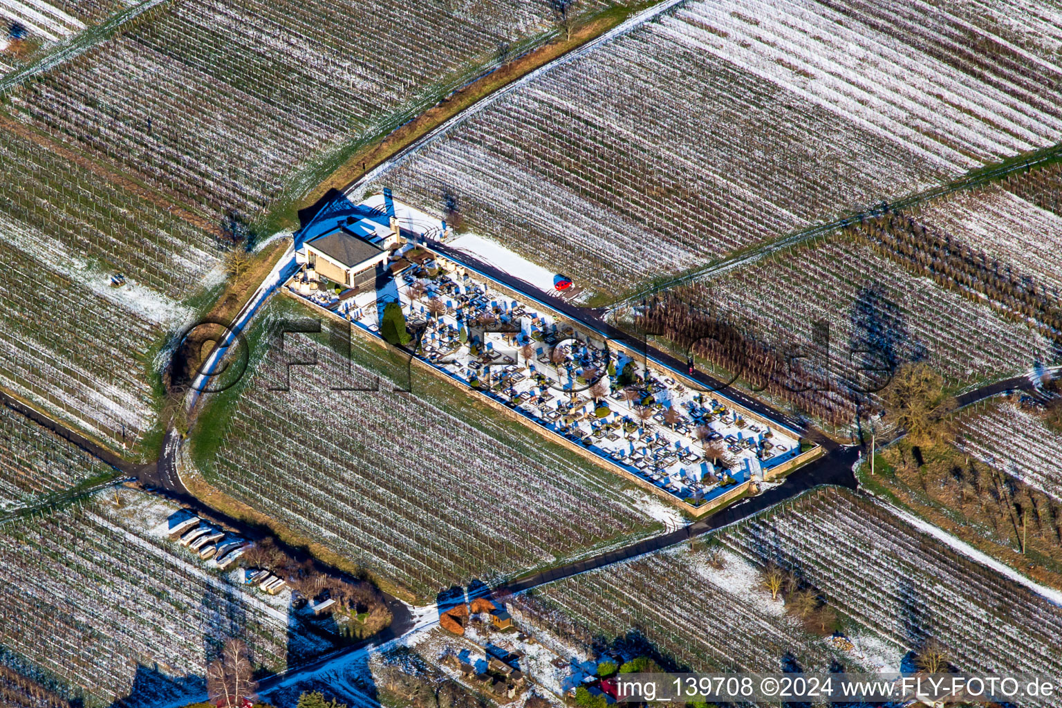 Vue aérienne de Cimetière en hiver avec de la neige à Oberotterbach dans le département Rhénanie-Palatinat, Allemagne