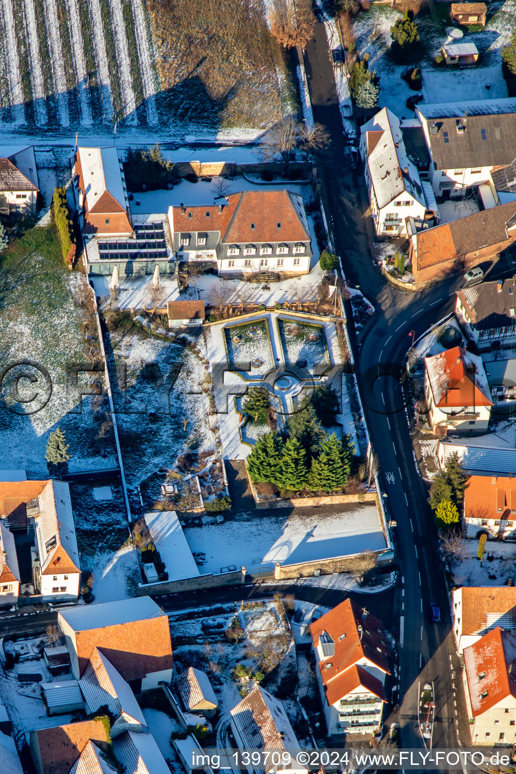 Vue aérienne de Hôtel Restaurant Schlössl en hiver avec de la neige à Oberotterbach dans le département Rhénanie-Palatinat, Allemagne