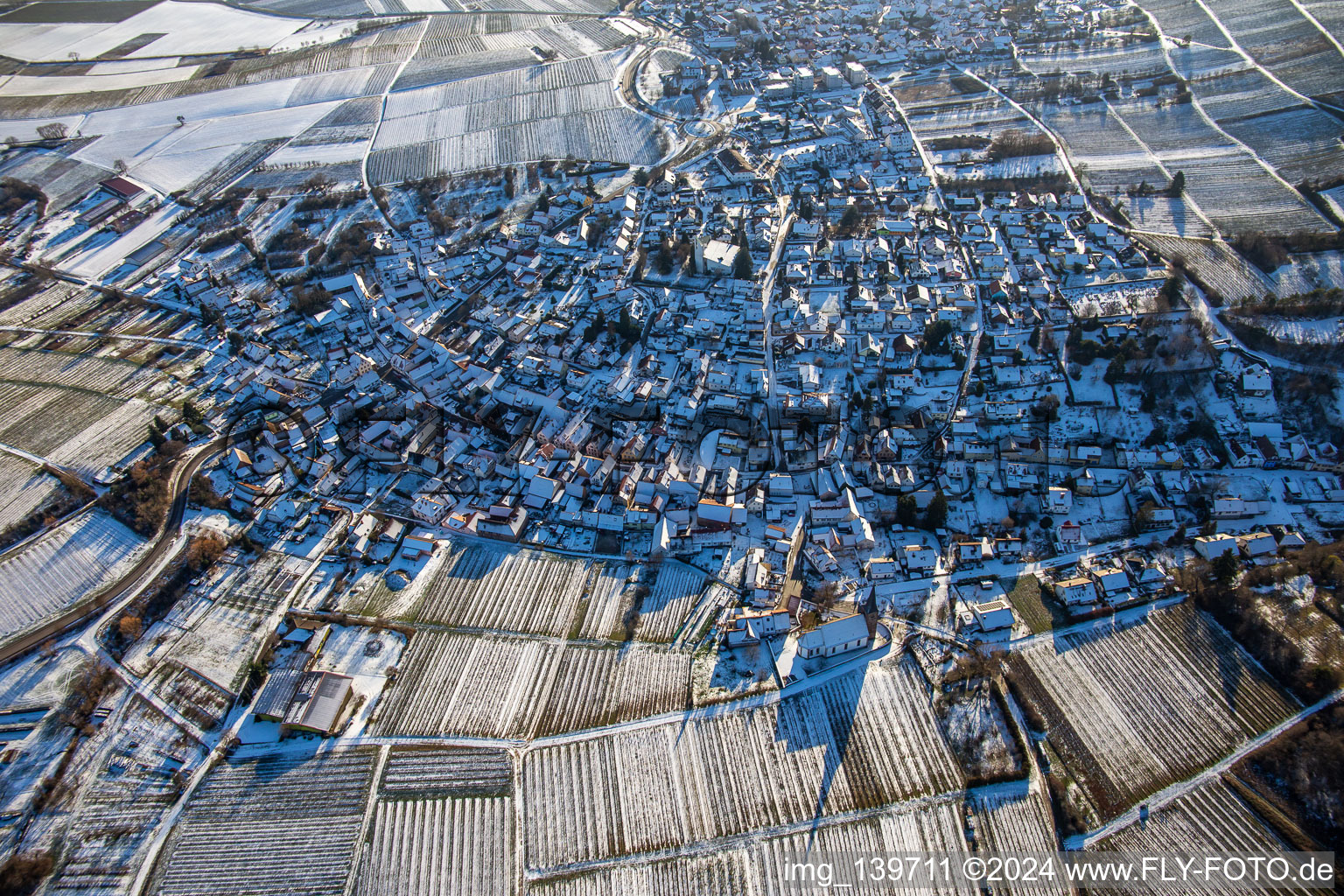 Vue aérienne de En hiver quand il y a de la neige du nord-ouest à le quartier Rechtenbach in Schweigen-Rechtenbach dans le département Rhénanie-Palatinat, Allemagne