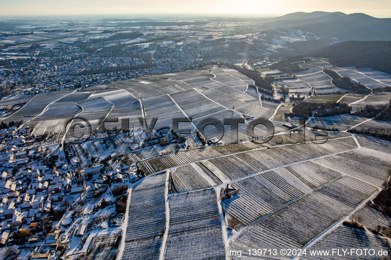 Vue aérienne de Vignoble allemand Sonnenberg sur les terres françaises en hiver avec de la neige du nord à Wissembourg dans le département Bas Rhin, France