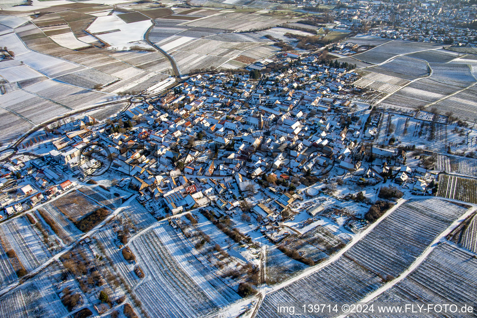 Vue aérienne de En hiver quand il y a de la neige du nord-ouest à le quartier Schweigen in Schweigen-Rechtenbach dans le département Rhénanie-Palatinat, Allemagne