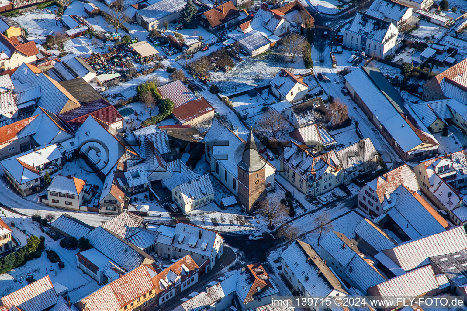 Vue aérienne de Église protestante en hiver avec de la neige à le quartier Schweigen in Schweigen-Rechtenbach dans le département Rhénanie-Palatinat, Allemagne
