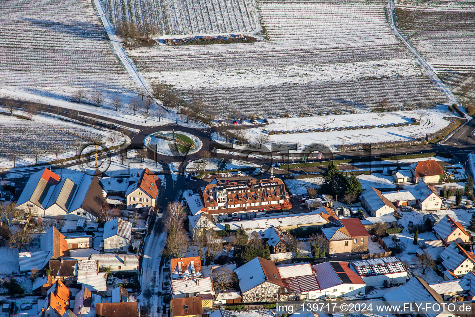 Vue aérienne de Hôtel Restaurant Silenter Hof en hiver avec de la neige à le quartier Schweigen in Schweigen-Rechtenbach dans le département Rhénanie-Palatinat, Allemagne