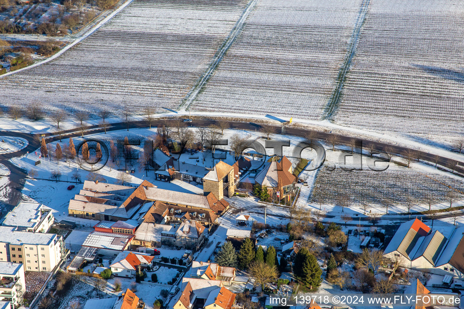 Vue aérienne de Porte du vin allemand Palatinat en hiver avec de la neige à le quartier Schweigen in Schweigen-Rechtenbach dans le département Rhénanie-Palatinat, Allemagne