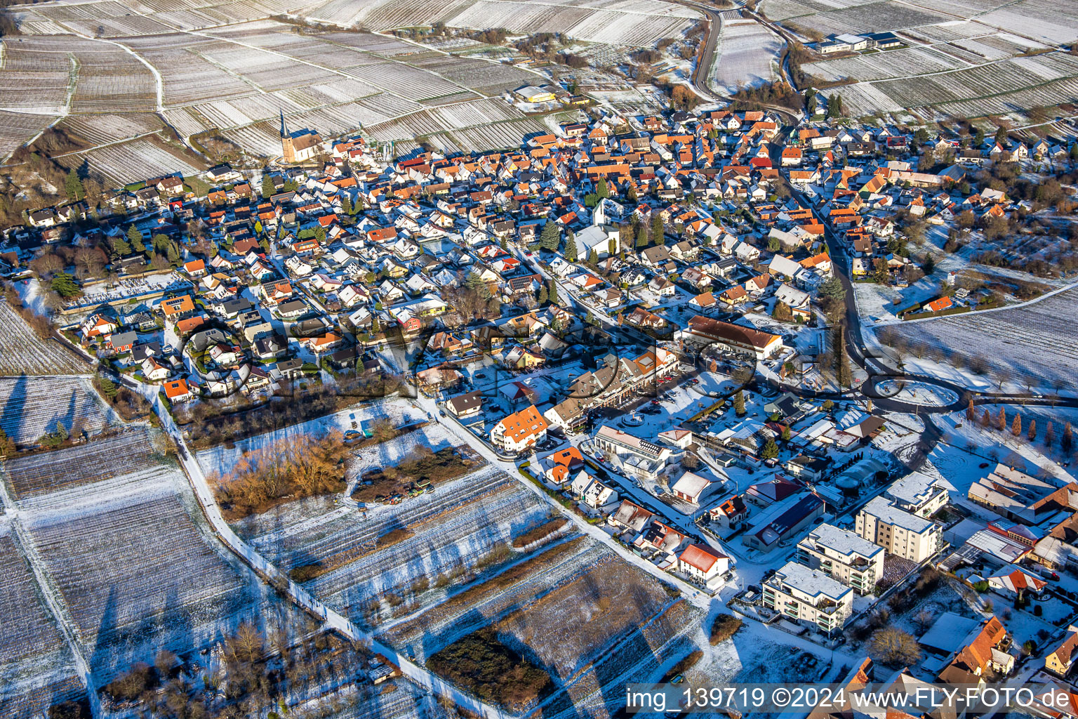 Vue aérienne de En hiver quand il y a de la neige du sud-ouest à le quartier Rechtenbach in Schweigen-Rechtenbach dans le département Rhénanie-Palatinat, Allemagne