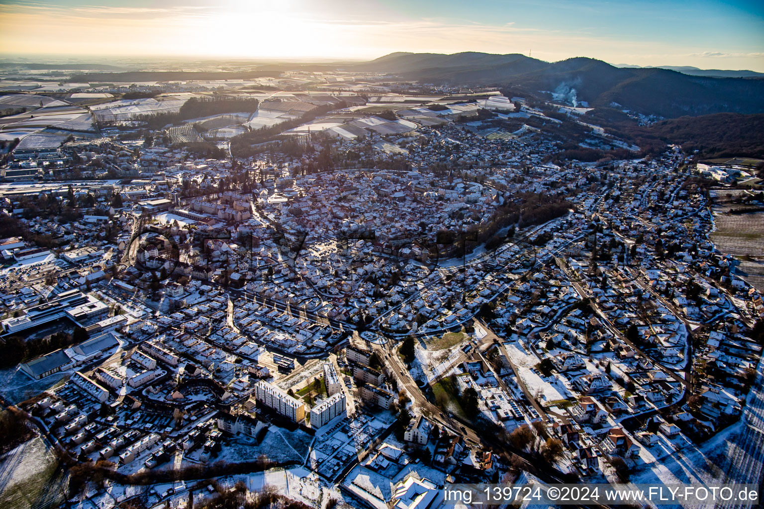 Vue aérienne de En hiver quand il y a de la neige du nord-est à Wissembourg dans le département Bas Rhin, France