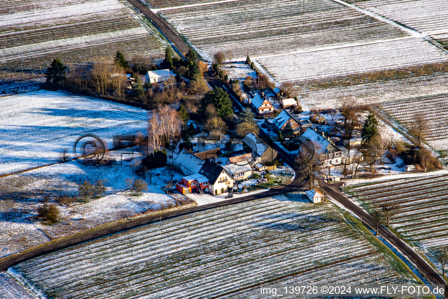 Vue aérienne de Landhotel Windhof en hiver avec de la neige à Schweighofen dans le département Rhénanie-Palatinat, Allemagne