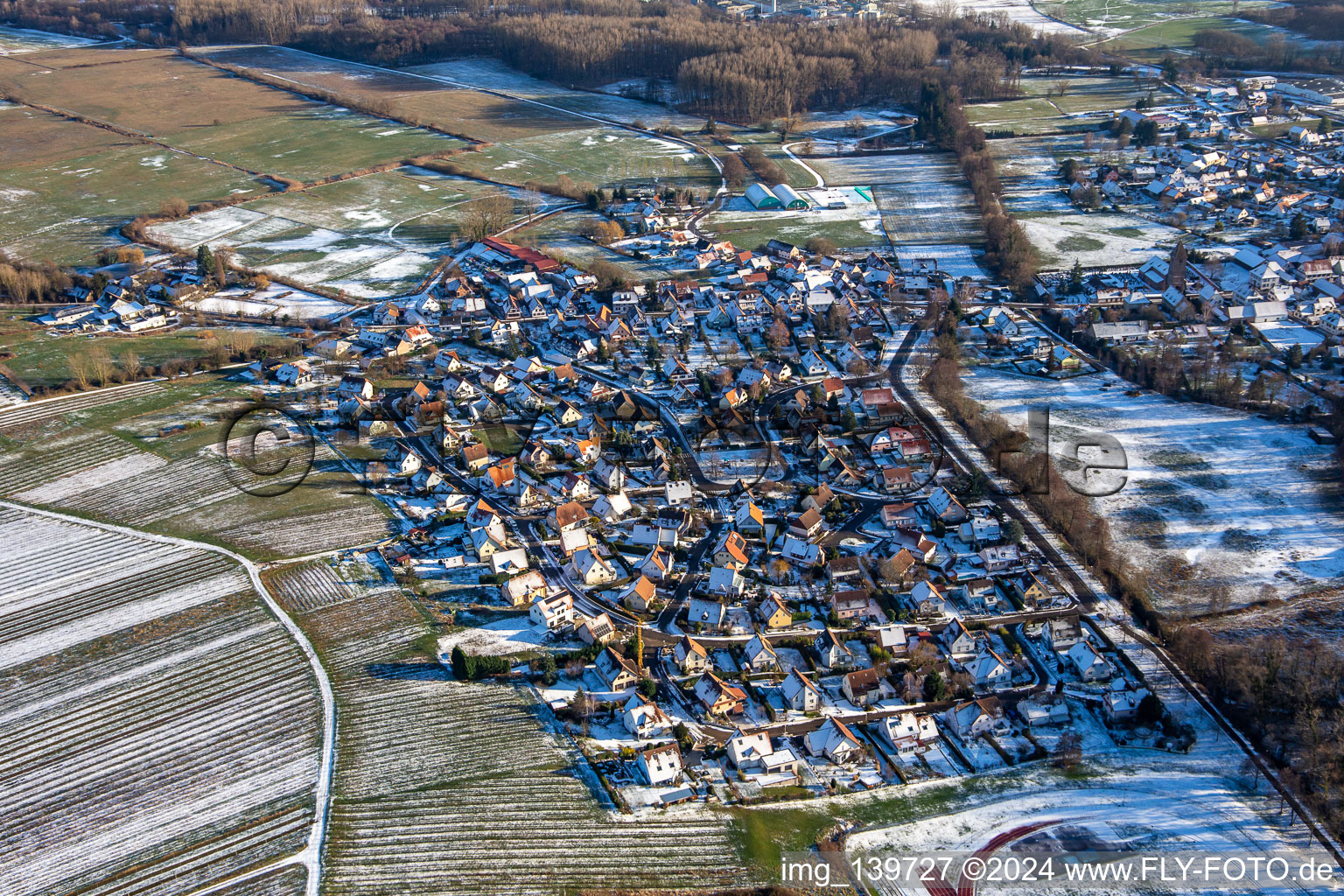 Vue aérienne de Altenstadt en hiver avec de la neige à Wissembourg dans le département Bas Rhin, France