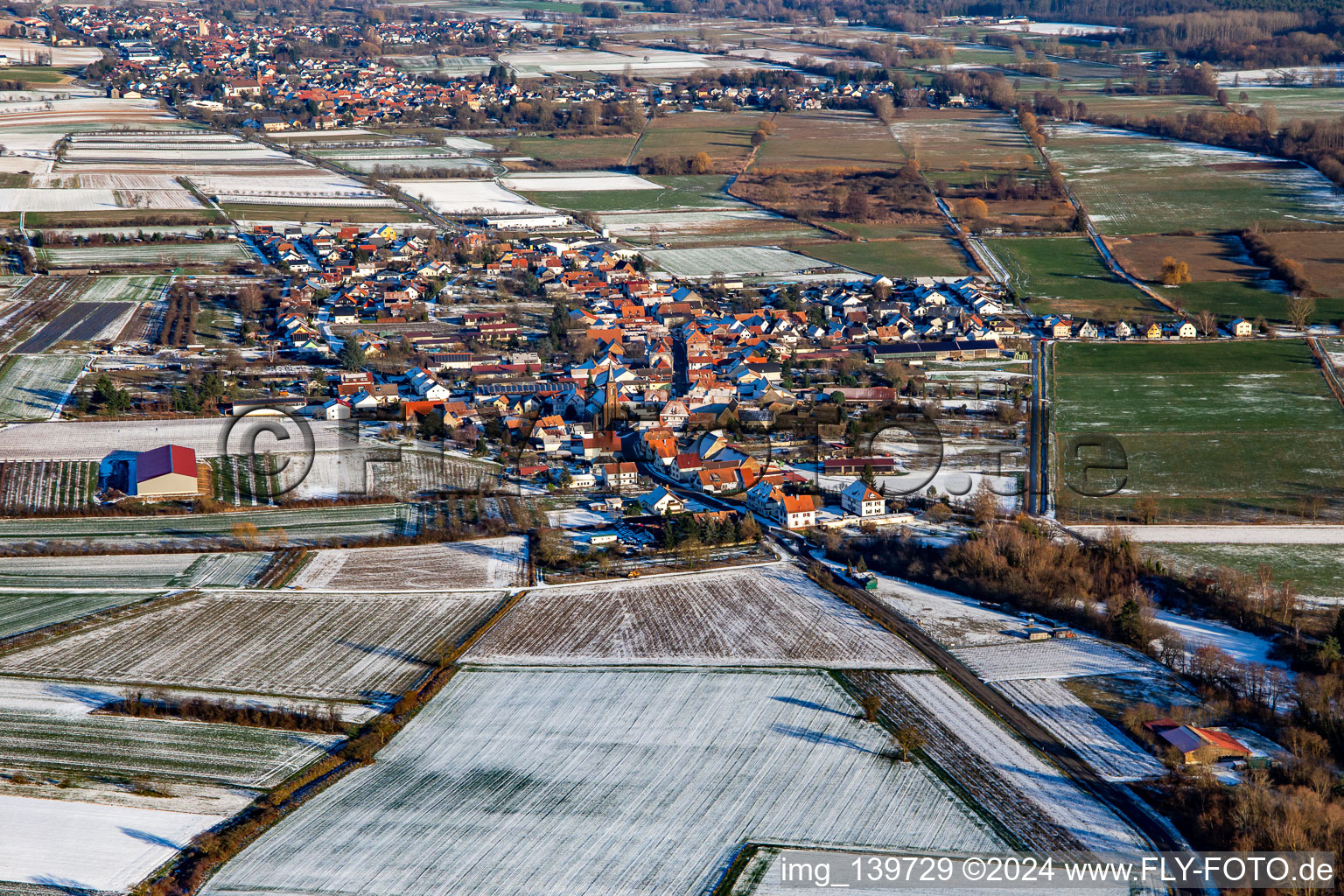 Vue aérienne de En hiver quand il y a de la neige venant de l'ouest à Schweighofen dans le département Rhénanie-Palatinat, Allemagne