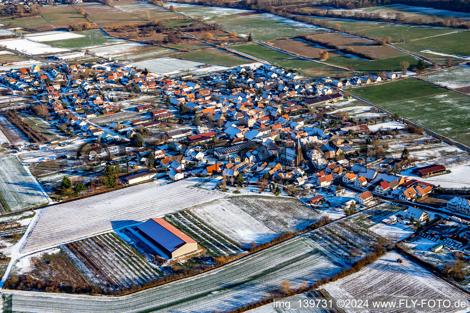 Vue aérienne de En hiver quand il y a de la neige venant de l'ouest à Schweighofen dans le département Rhénanie-Palatinat, Allemagne