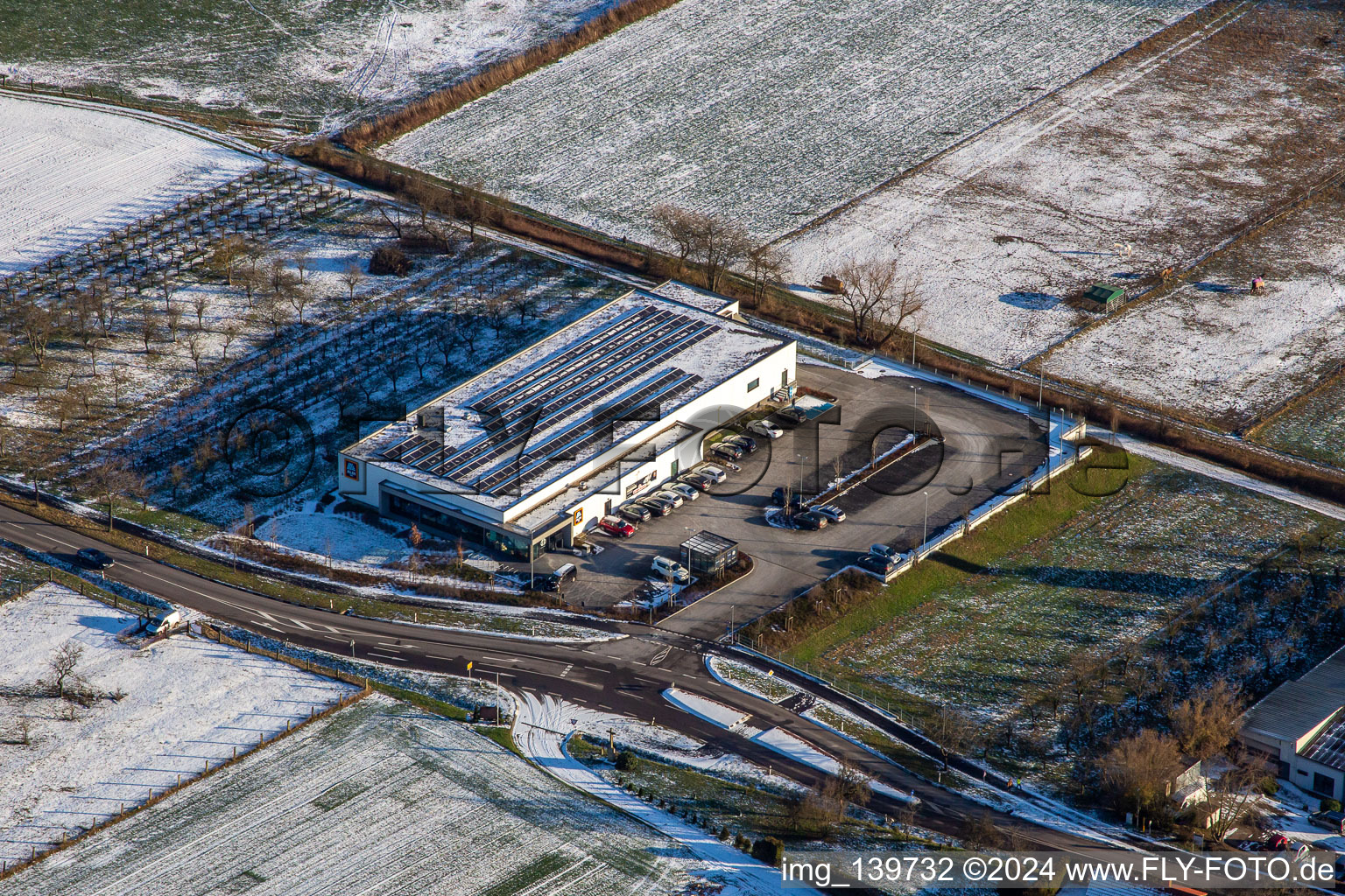 Vue aérienne de Aldi en hiver quand il y a de la neige à Schweighofen dans le département Rhénanie-Palatinat, Allemagne