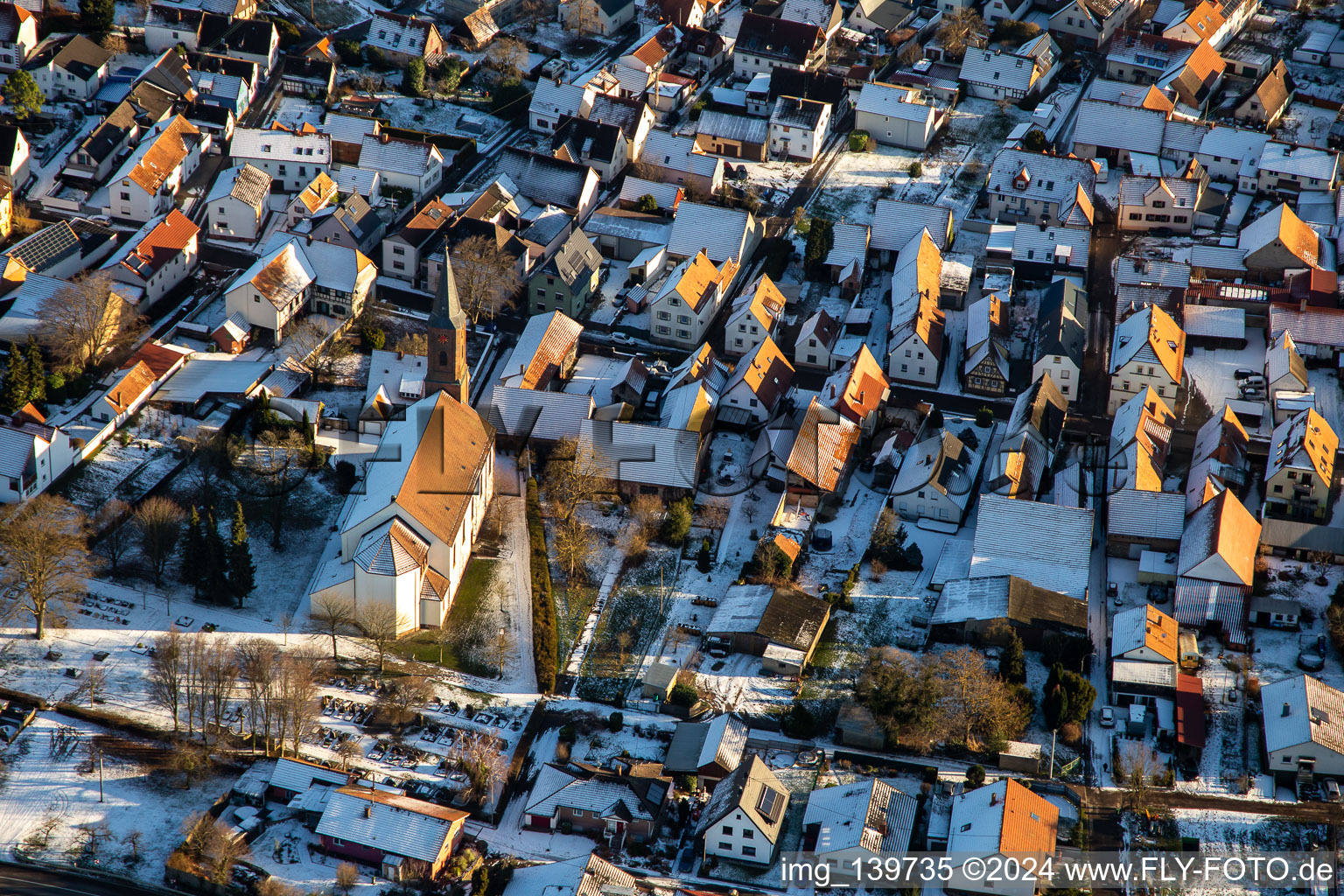Vue aérienne de Église paroissiale Saint-Ulrich en hiver avec de la neige à Kapsweyer dans le département Rhénanie-Palatinat, Allemagne