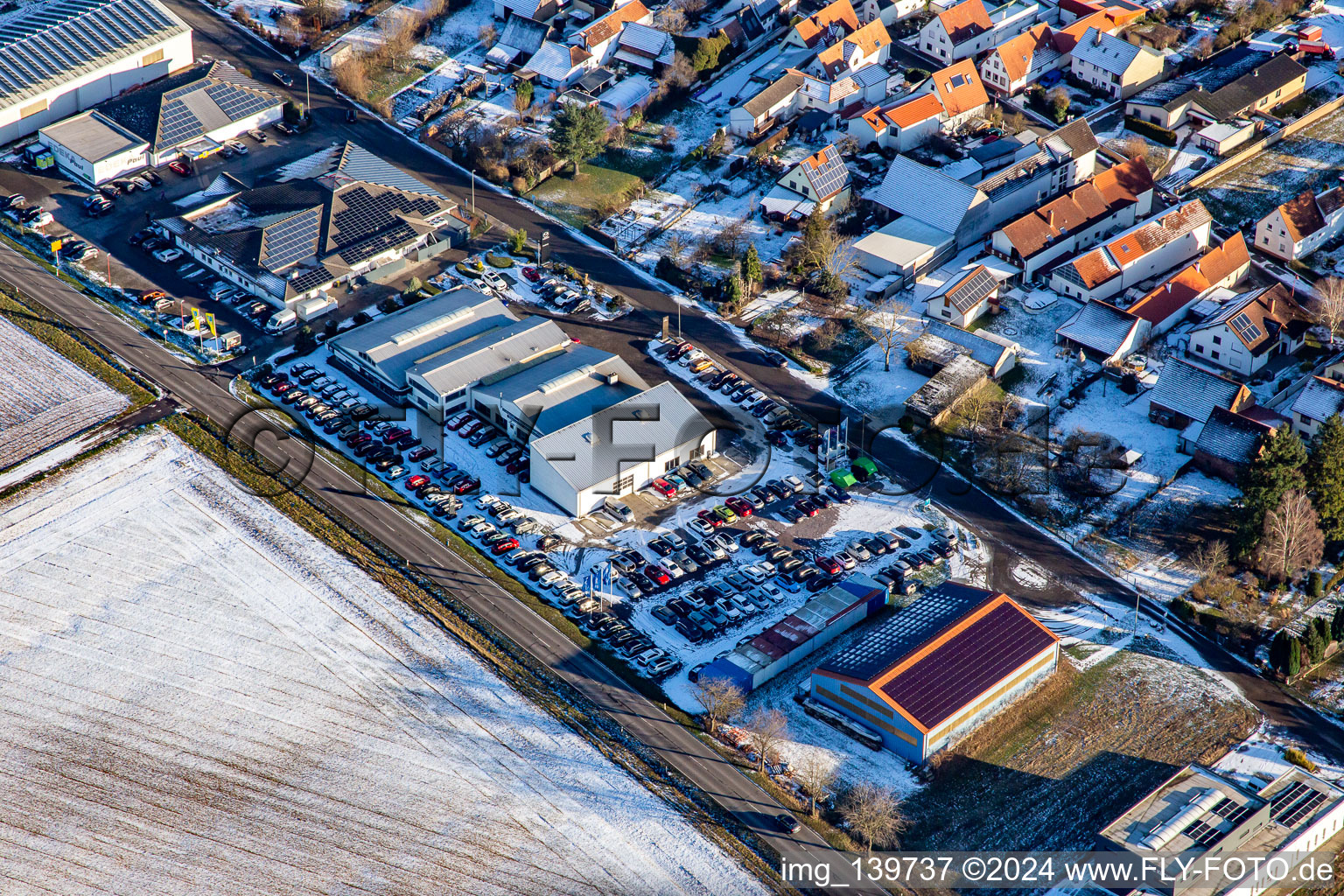 Vue aérienne de Autohaus Friedmann en hiver avec de la neige à Steinfeld dans le département Rhénanie-Palatinat, Allemagne