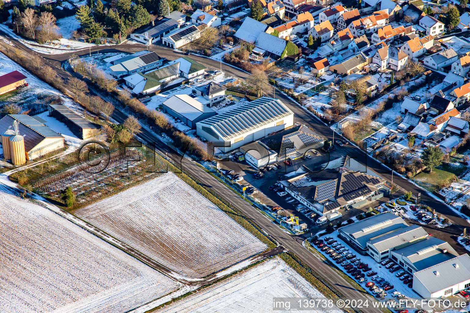 Vue aérienne de EDEKA Paul en hiver avec de la neige à Steinfeld dans le département Rhénanie-Palatinat, Allemagne