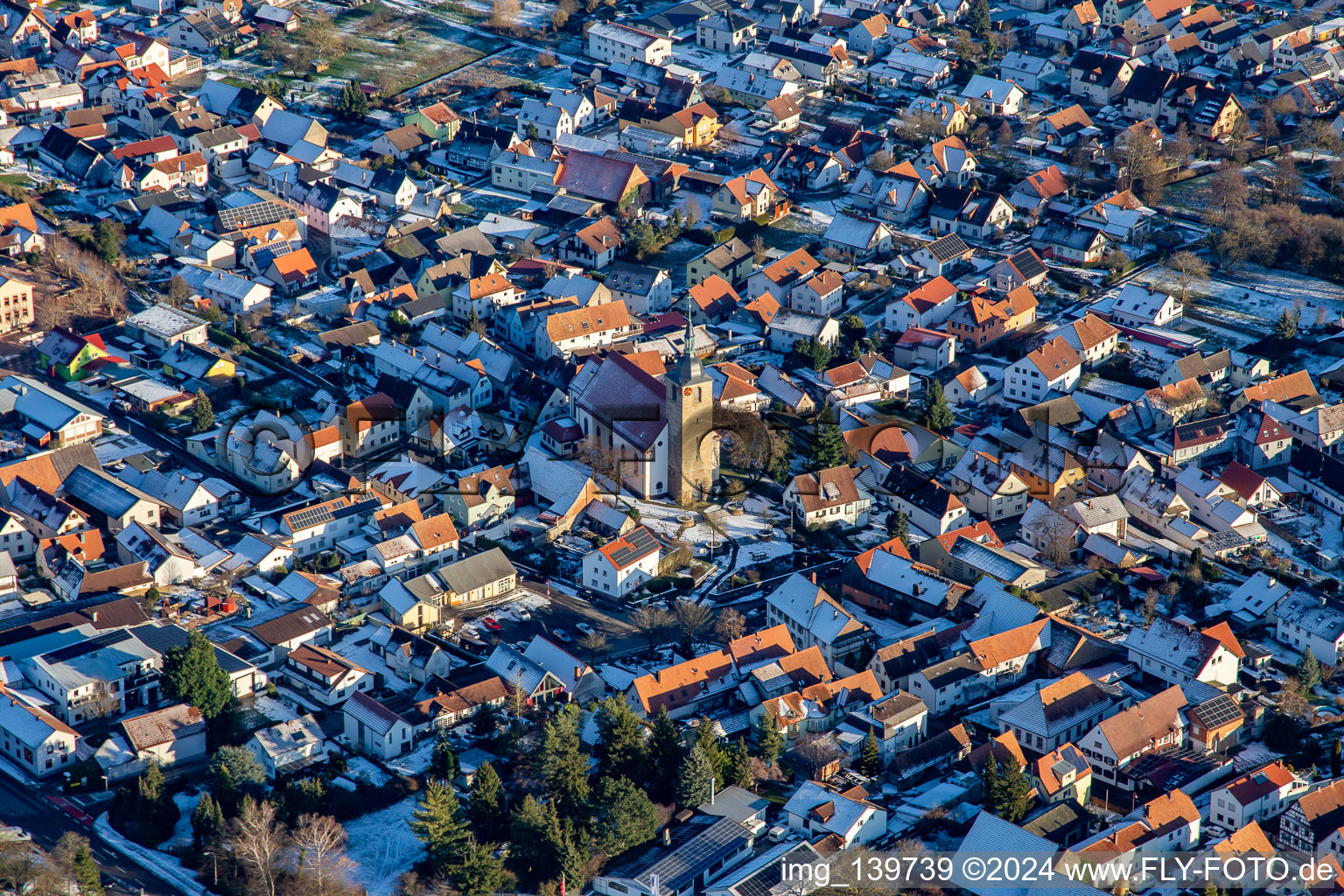 Vue aérienne de Catholique Église de Saint-Leodegar en hiver avec de la neige à Steinfeld dans le département Rhénanie-Palatinat, Allemagne