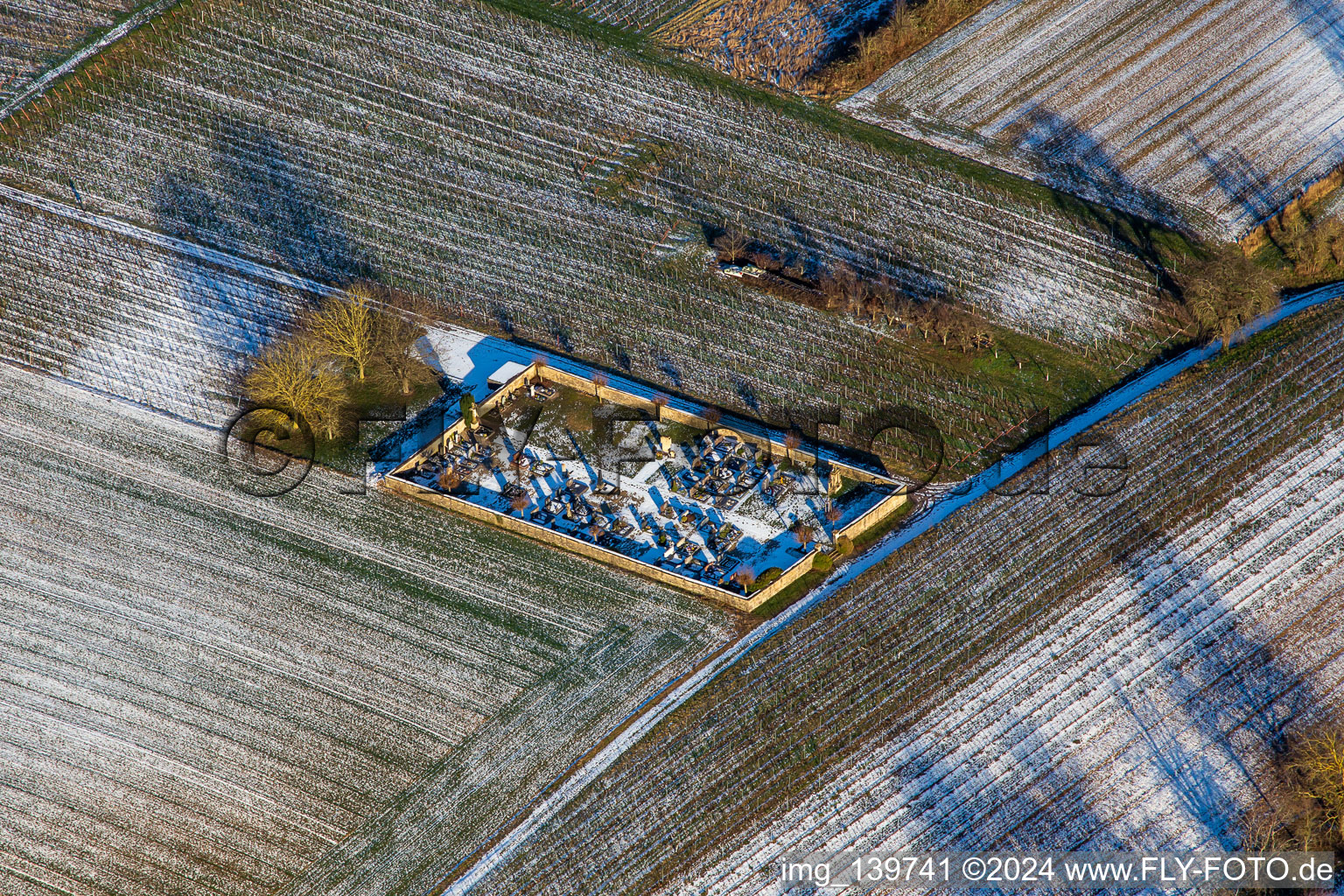 Vue aérienne de Cimetière en hiver avec de la neige à le quartier Kleinsteinfeld in Niederotterbach dans le département Rhénanie-Palatinat, Allemagne