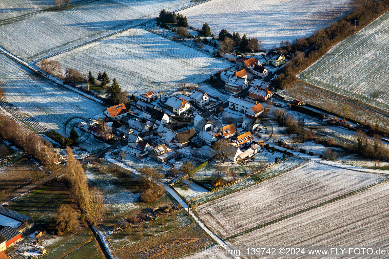 Vue aérienne de En hiver quand il y a de la neige du nord-ouest à le quartier Kleinsteinfeld in Steinfeld dans le département Rhénanie-Palatinat, Allemagne