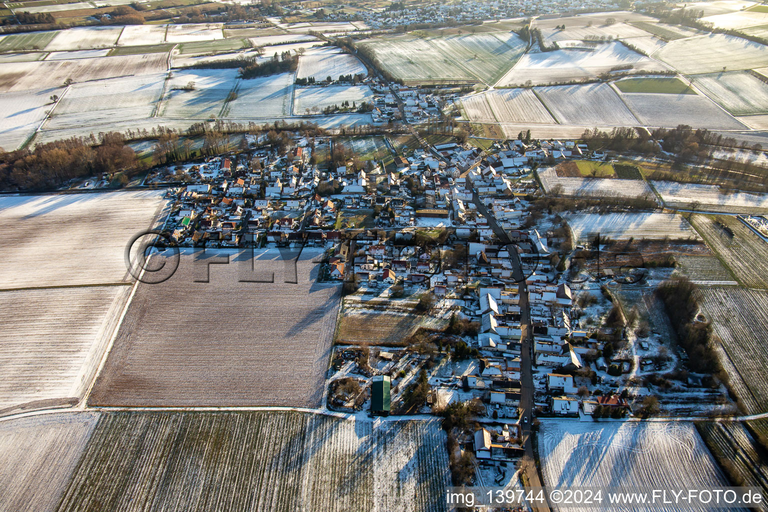 Vue aérienne de En hiver quand il y a de la neige du nord à le quartier Kleinsteinfeld in Niederotterbach dans le département Rhénanie-Palatinat, Allemagne