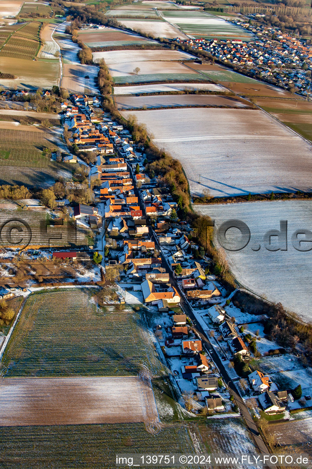 Vue aérienne de En hiver quand il y a de la neige venant de l'ouest à Vollmersweiler dans le département Rhénanie-Palatinat, Allemagne