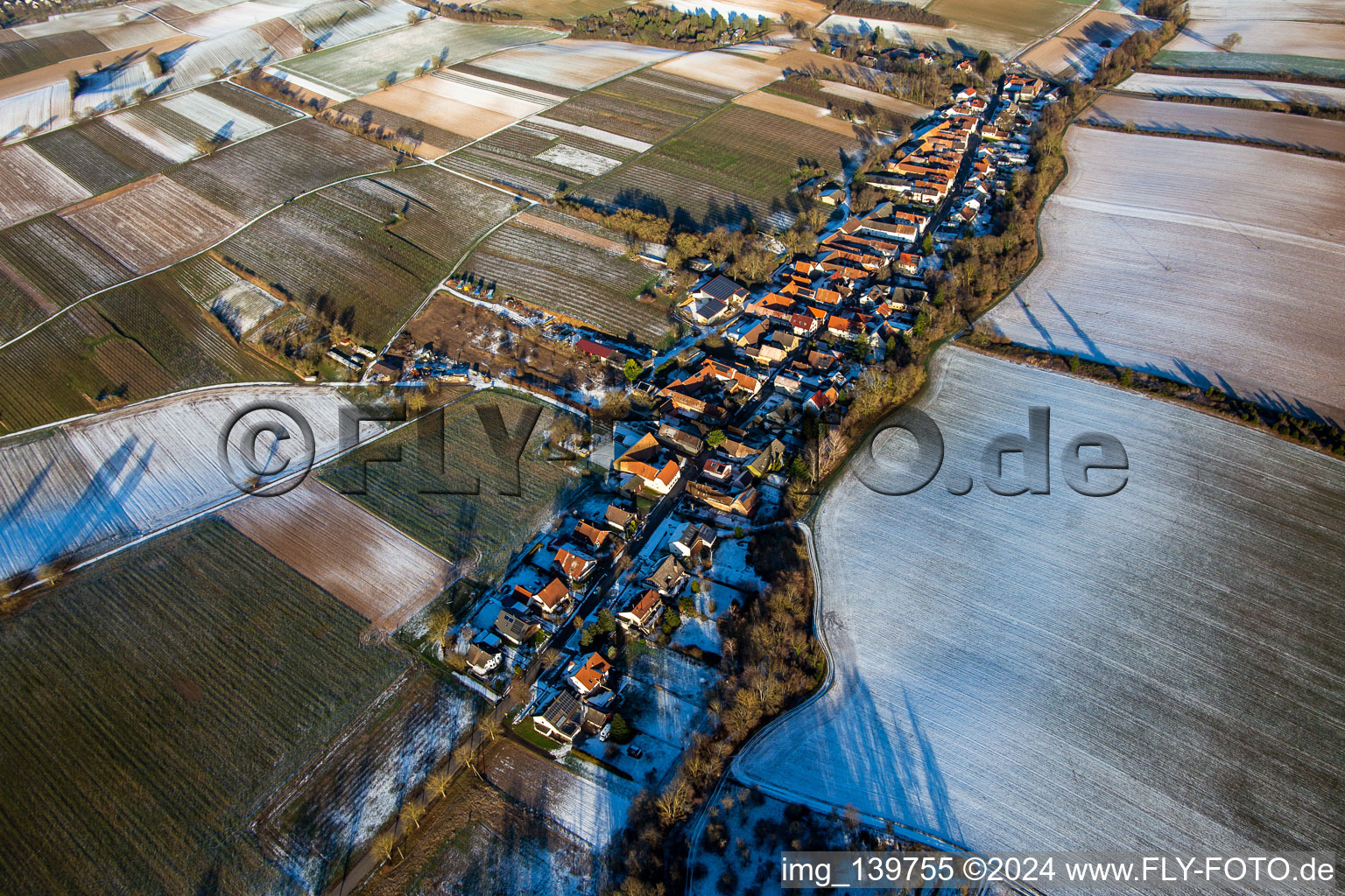 Vue aérienne de En hiver quand il y a de la neige venant de l'ouest à Vollmersweiler dans le département Rhénanie-Palatinat, Allemagne