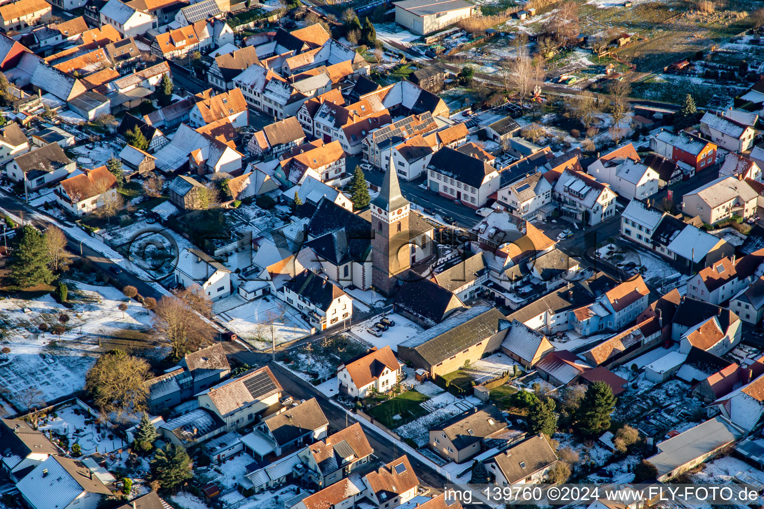 Vue aérienne de Église paroissiale de Saint-Léo en hiver avec de la neige à le quartier Schaidt in Wörth am Rhein dans le département Rhénanie-Palatinat, Allemagne