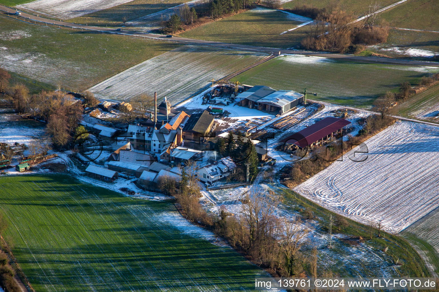 Vue aérienne de Boiseries ORTH dans le Schaidter Mühle en hiver avec de la neige à le quartier Schaidt in Wörth am Rhein dans le département Rhénanie-Palatinat, Allemagne