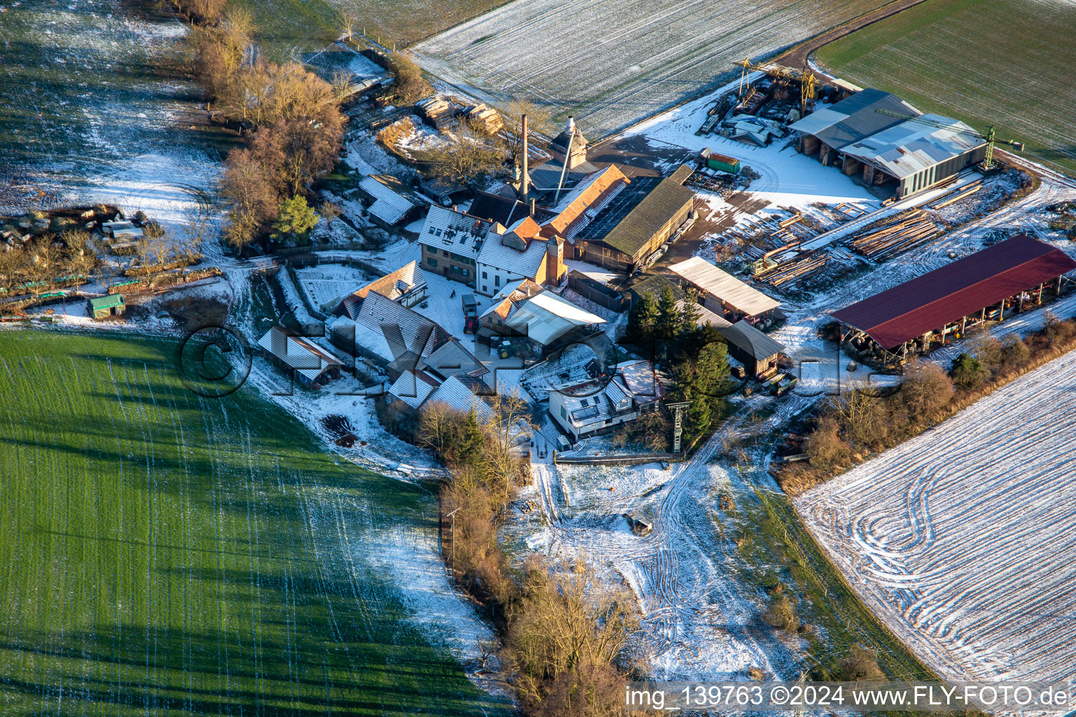 Vue aérienne de Boiseries ORTH dans le Schaidter Mühle en hiver avec de la neige à le quartier Schaidt in Wörth am Rhein dans le département Rhénanie-Palatinat, Allemagne