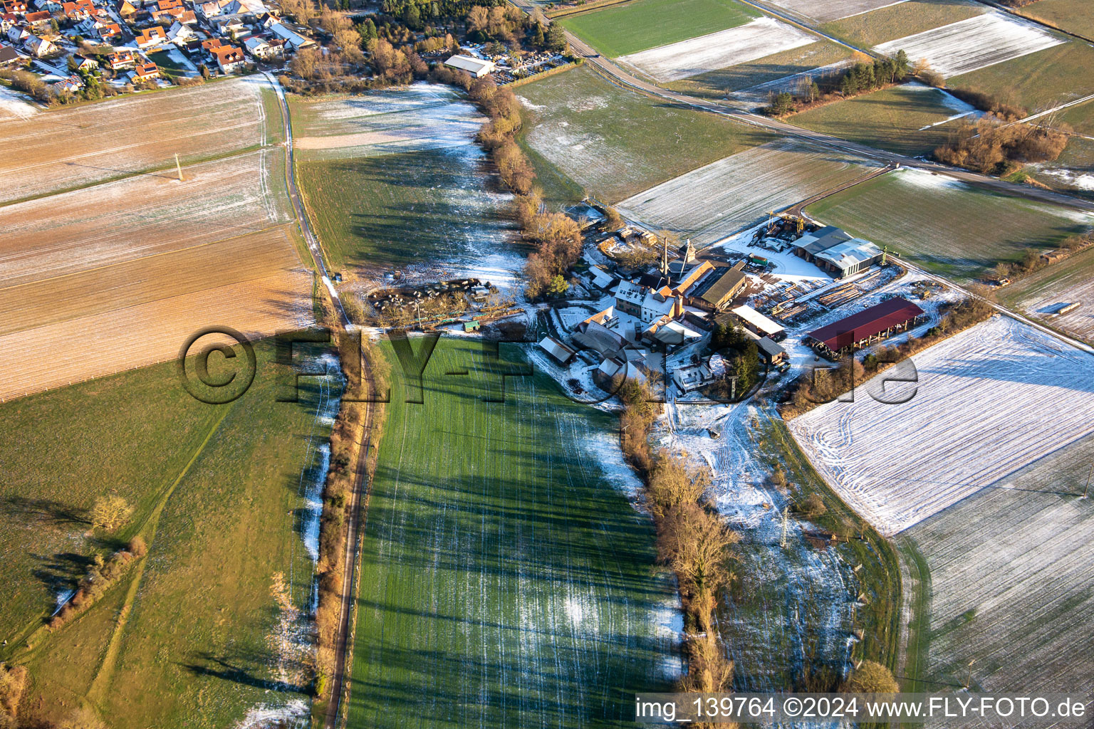 Photographie aérienne de Boiseries ORTH dans le Schaidter Mühle en hiver avec de la neige à le quartier Schaidt in Wörth am Rhein dans le département Rhénanie-Palatinat, Allemagne