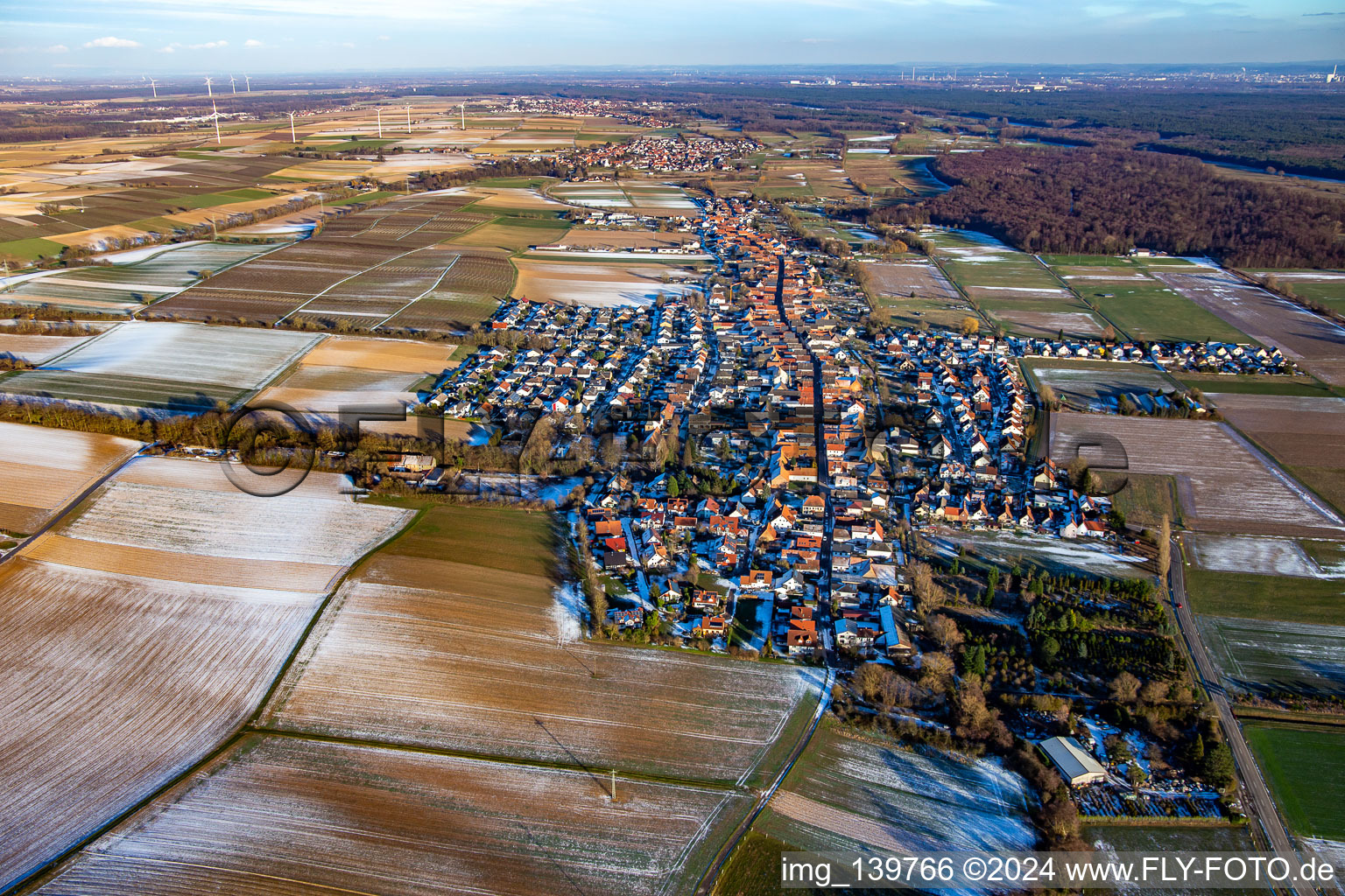 Vue aérienne de En hiver quand il y a de la neige venant de l'ouest à Freckenfeld dans le département Rhénanie-Palatinat, Allemagne