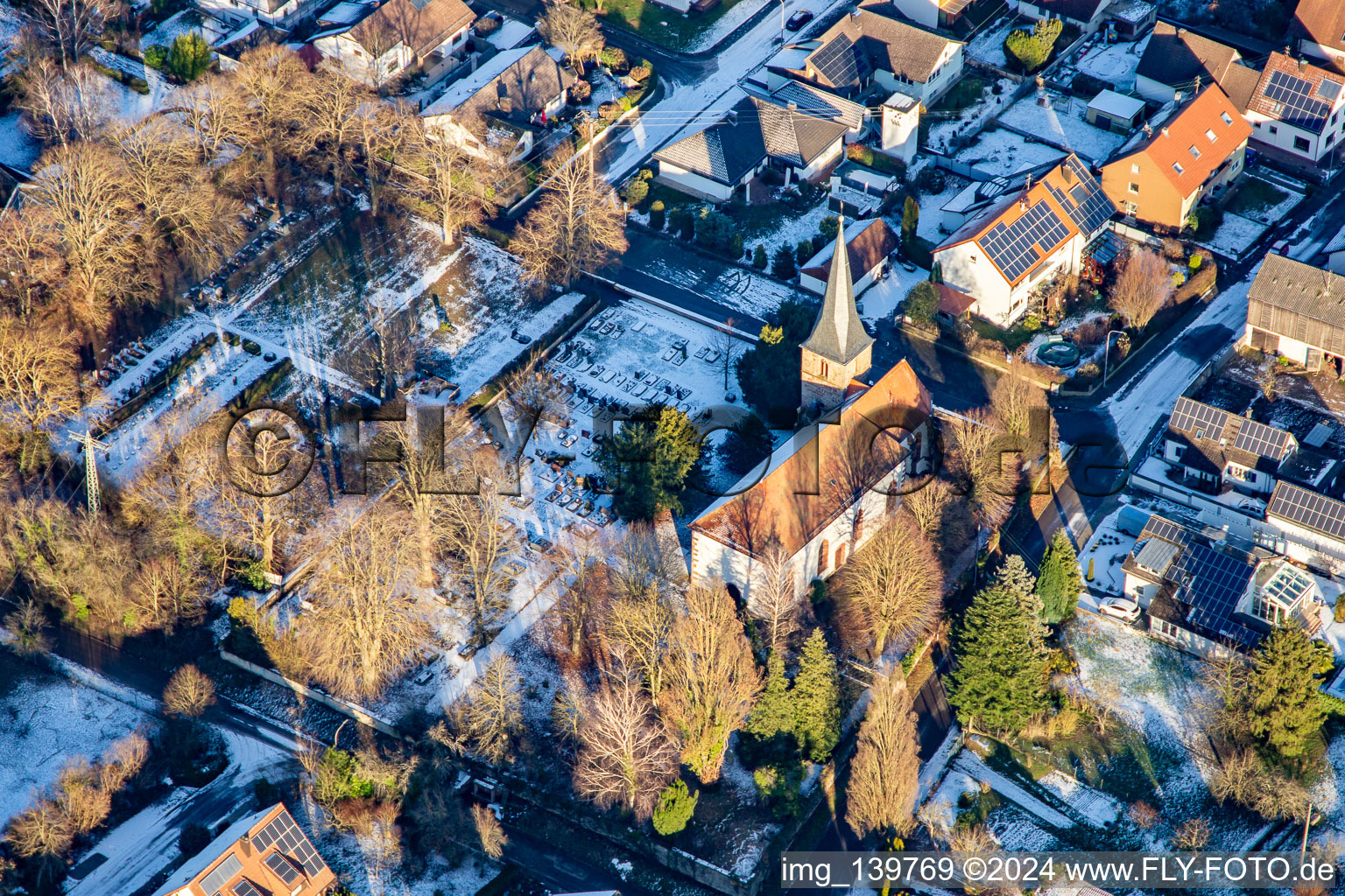Vue aérienne de L'église et le cimetière de Wolfgang en hiver avec de la neige à Freckenfeld dans le département Rhénanie-Palatinat, Allemagne