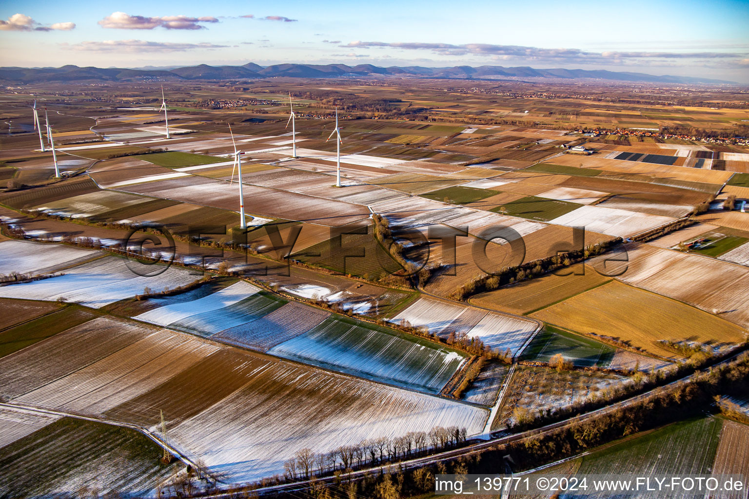 Vue aérienne de Structures de champ et ombres en hiver lorsqu'il y a de la neige au parc éolien Freckenfeld à Freckenfeld dans le département Rhénanie-Palatinat, Allemagne