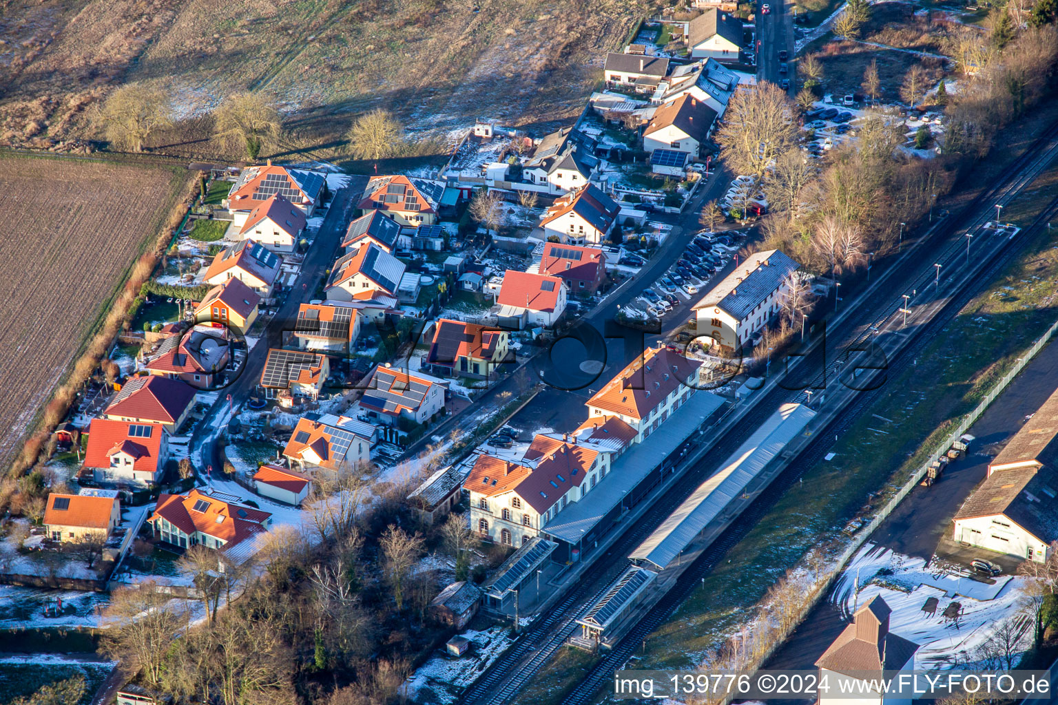 Vue aérienne de Station Winden et nouvelle zone de développement Am bhf à Winden dans le département Rhénanie-Palatinat, Allemagne