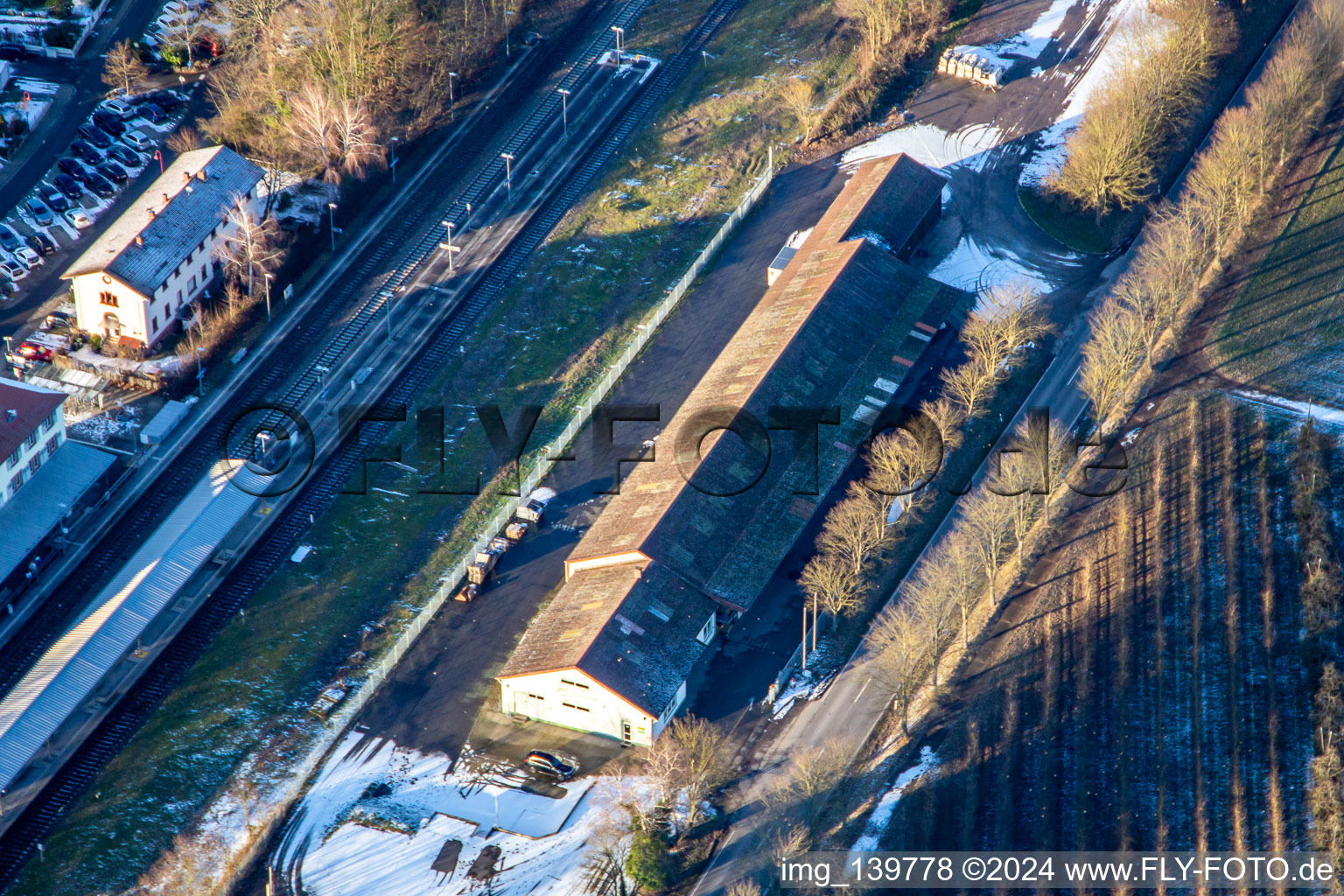 Vue aérienne de Raiffeisen Agrarhandel Pfalz GmbH à Winden dans le département Rhénanie-Palatinat, Allemagne