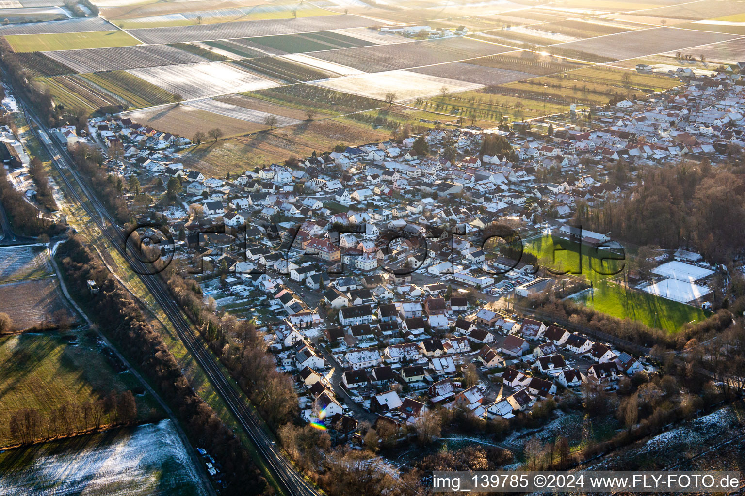 Vue aérienne de Steinweilerer Straße en hiver avec de la neige du nord-est à Winden dans le département Rhénanie-Palatinat, Allemagne