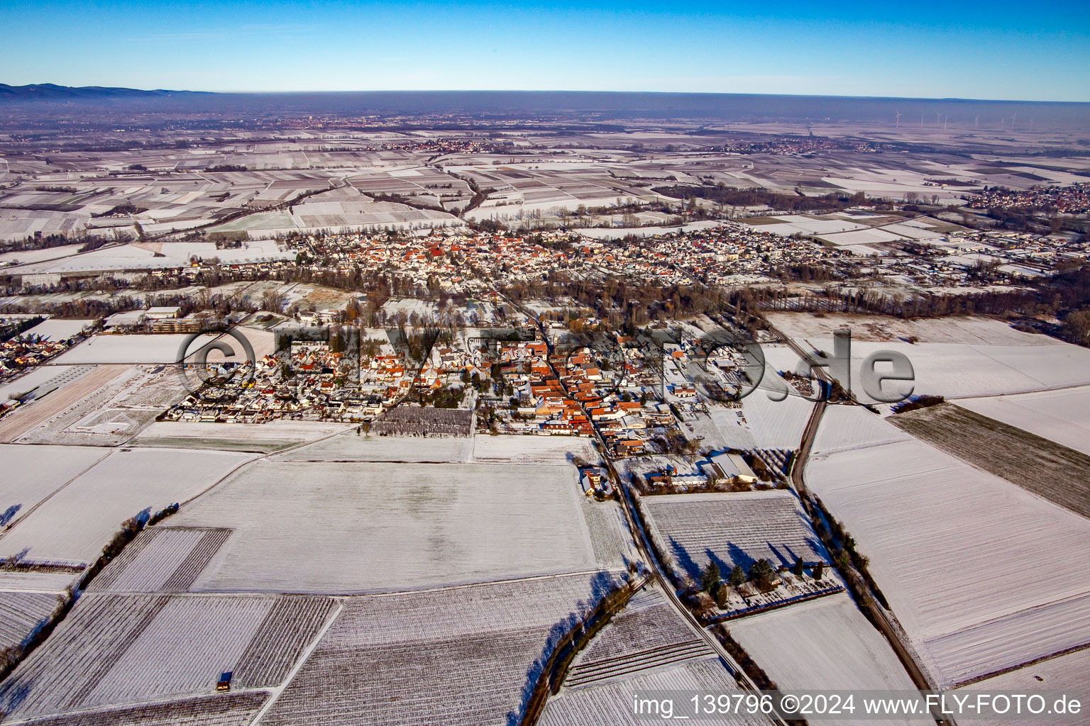 Vue aérienne de Du sud dans la neige en hiver à le quartier Mühlhofen in Billigheim-Ingenheim dans le département Rhénanie-Palatinat, Allemagne