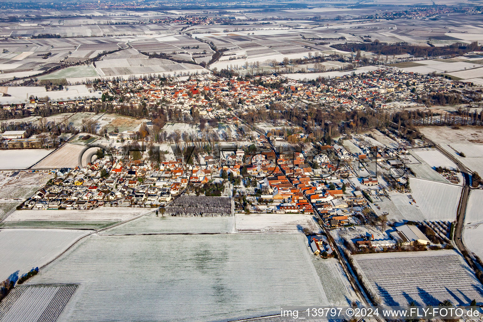 Vue aérienne de Du sud dans la neige en hiver à le quartier Mühlhofen in Billigheim-Ingenheim dans le département Rhénanie-Palatinat, Allemagne