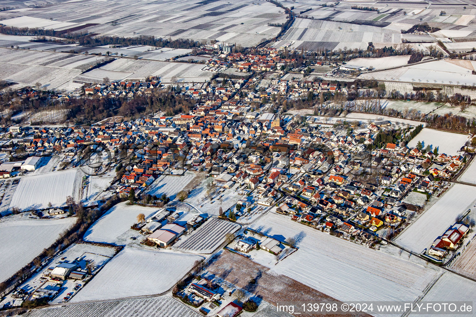 Vue aérienne de Du sud-est en hiver dans la neige à le quartier Ingenheim in Billigheim-Ingenheim dans le département Rhénanie-Palatinat, Allemagne