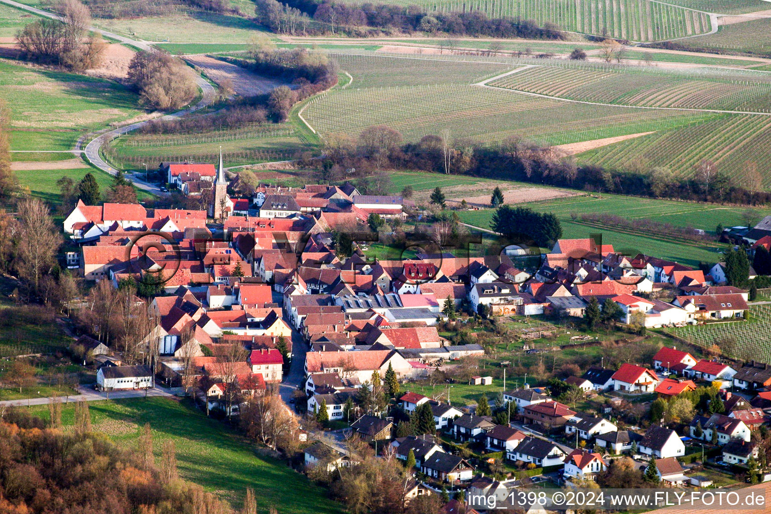 Vue aérienne de Vue sur le village à le quartier Heuchelheim in Heuchelheim-Klingen dans le département Rhénanie-Palatinat, Allemagne