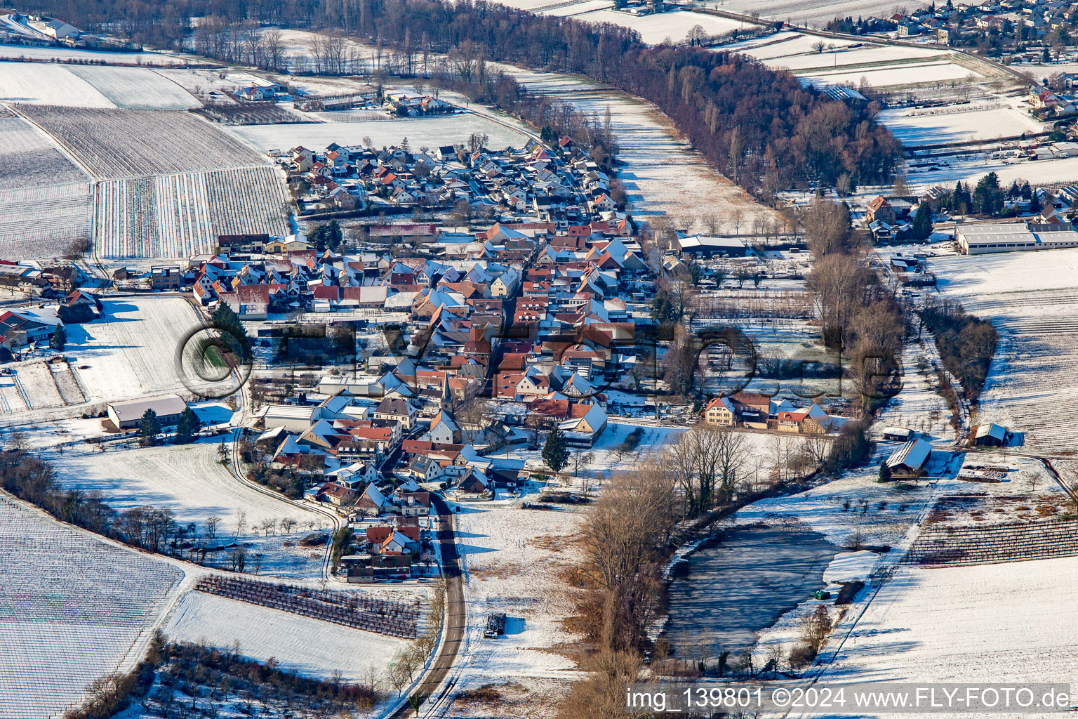 Vue aérienne de De l'est en hiver dans la neige à le quartier Klingen in Heuchelheim-Klingen dans le département Rhénanie-Palatinat, Allemagne