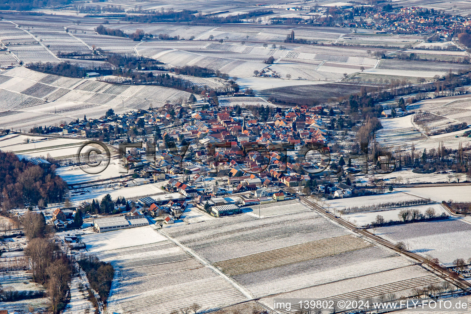 Vue aérienne de De l'est en hiver dans la neige à le quartier Heuchelheim in Heuchelheim-Klingen dans le département Rhénanie-Palatinat, Allemagne